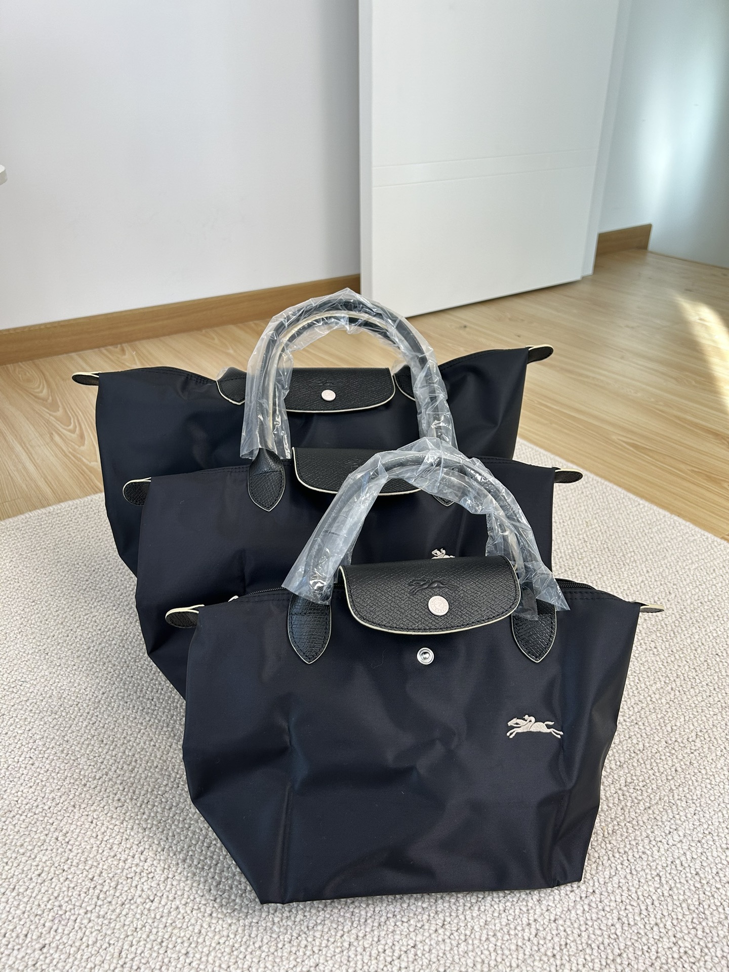 Longchamp ～黑色，真的是 的黑色，一眼看上去就很高级黑，价格美丽，但是品质容量都很绝