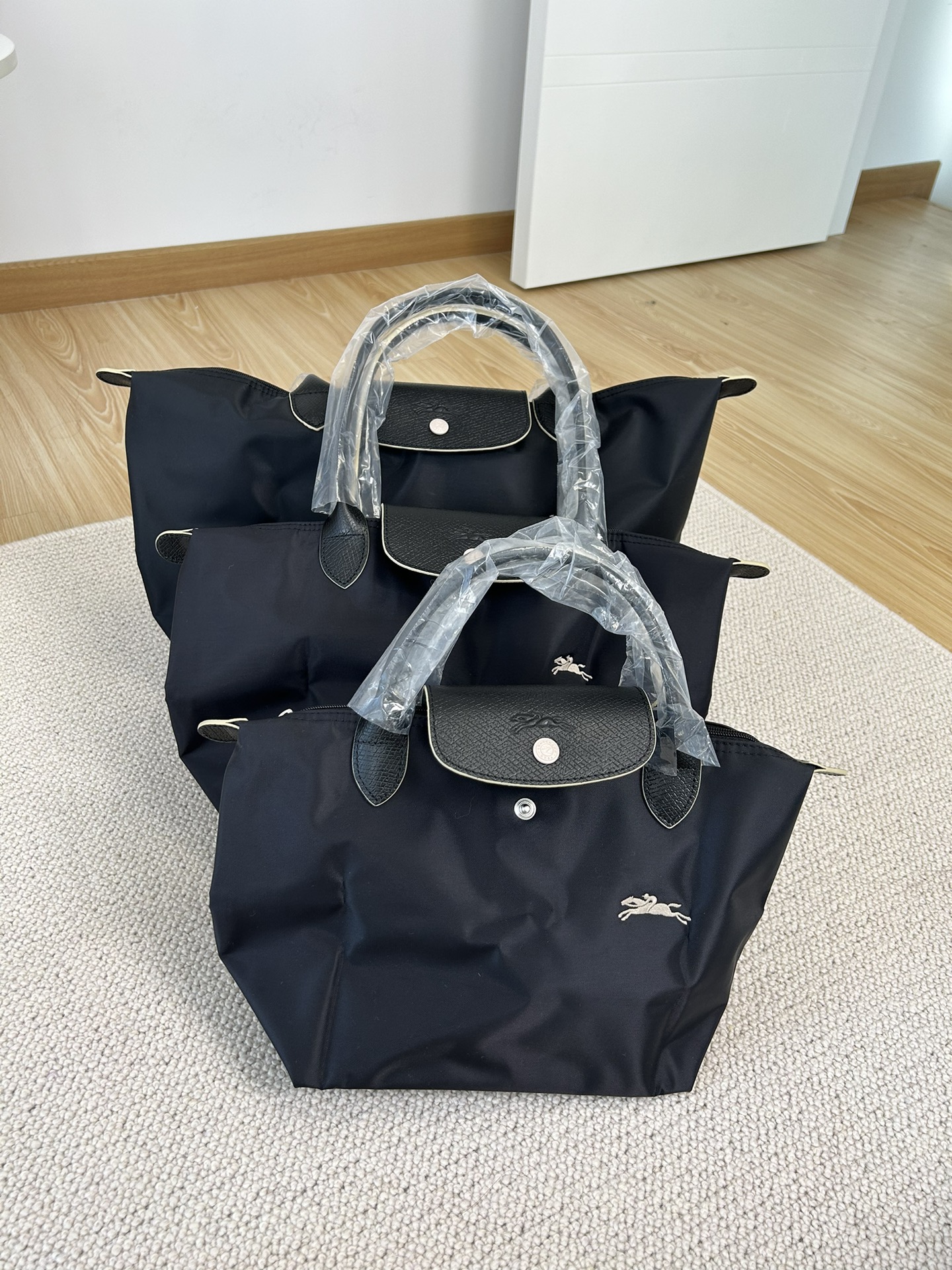 Longchamp ～黑色，真的是 的黑色，一眼看上去就很高级黑，价格美丽，但是品质容量都很绝