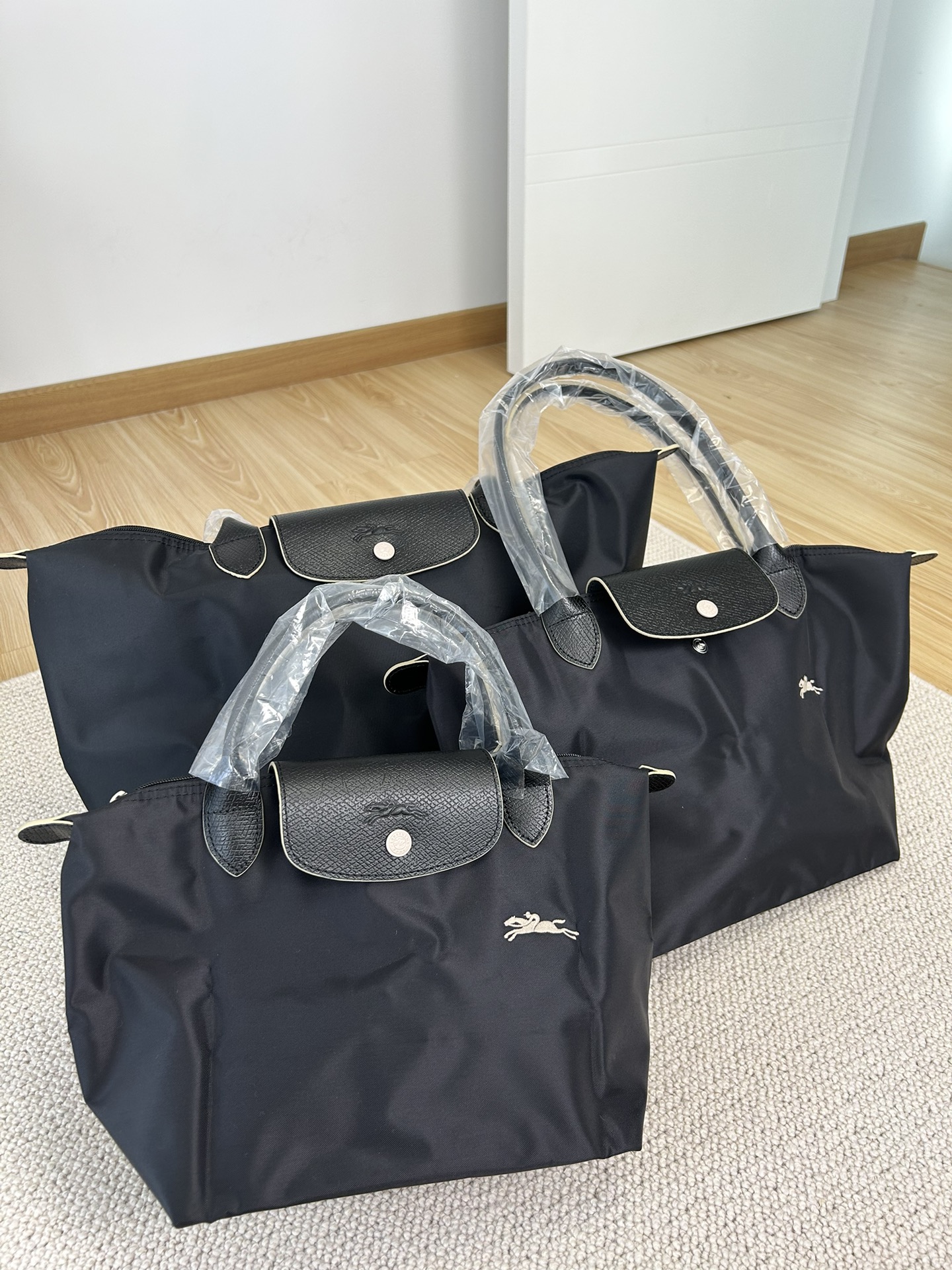 Longchamp ～黑色，真的是 的黑色，一眼看上去就很高级黑，价格美丽，但是品质容量都很绝