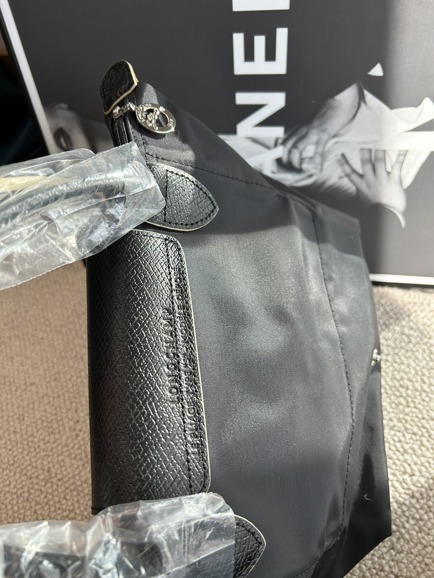 Longchamp ～黑色，真的是 的黑色，一眼看上去就很高级黑，价格美丽，但是品质容量都很绝