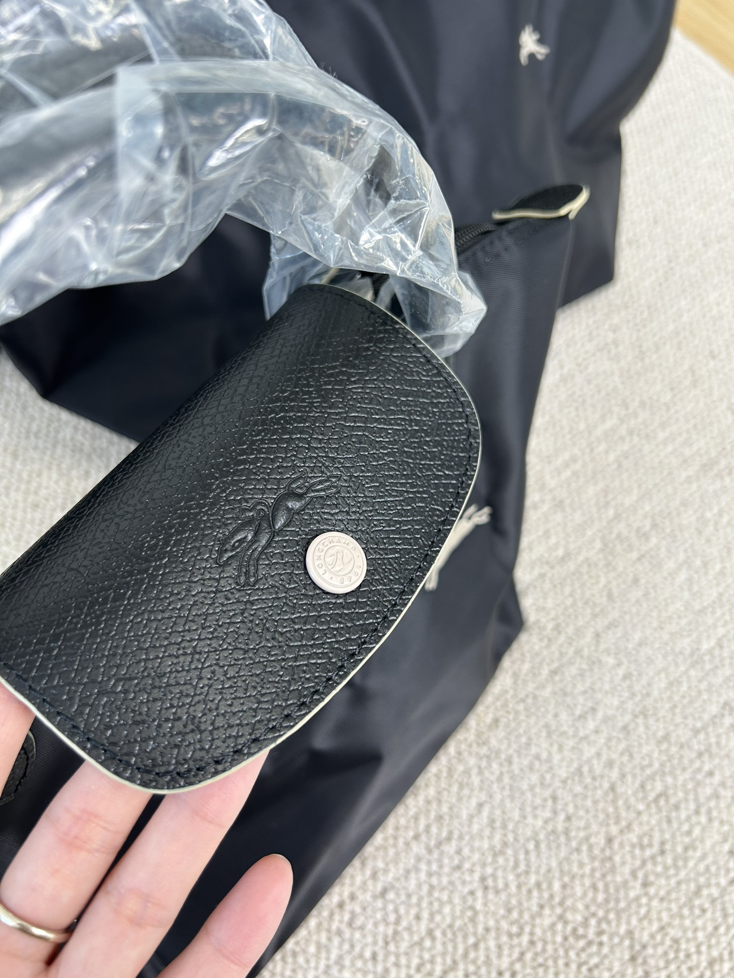 Longchamp ～黑色，真的是 的黑色，一眼看上去就很高级黑，价格美丽，但是品质容量都很绝