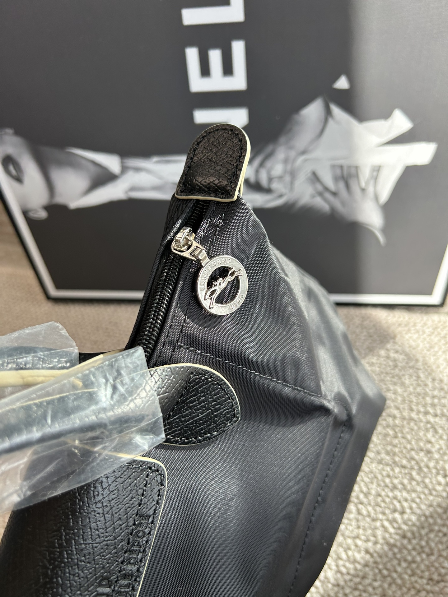 Longchamp ～黑色，真的是 的黑色，一眼看上去就很高级黑，价格美丽，但是品质容量都很绝