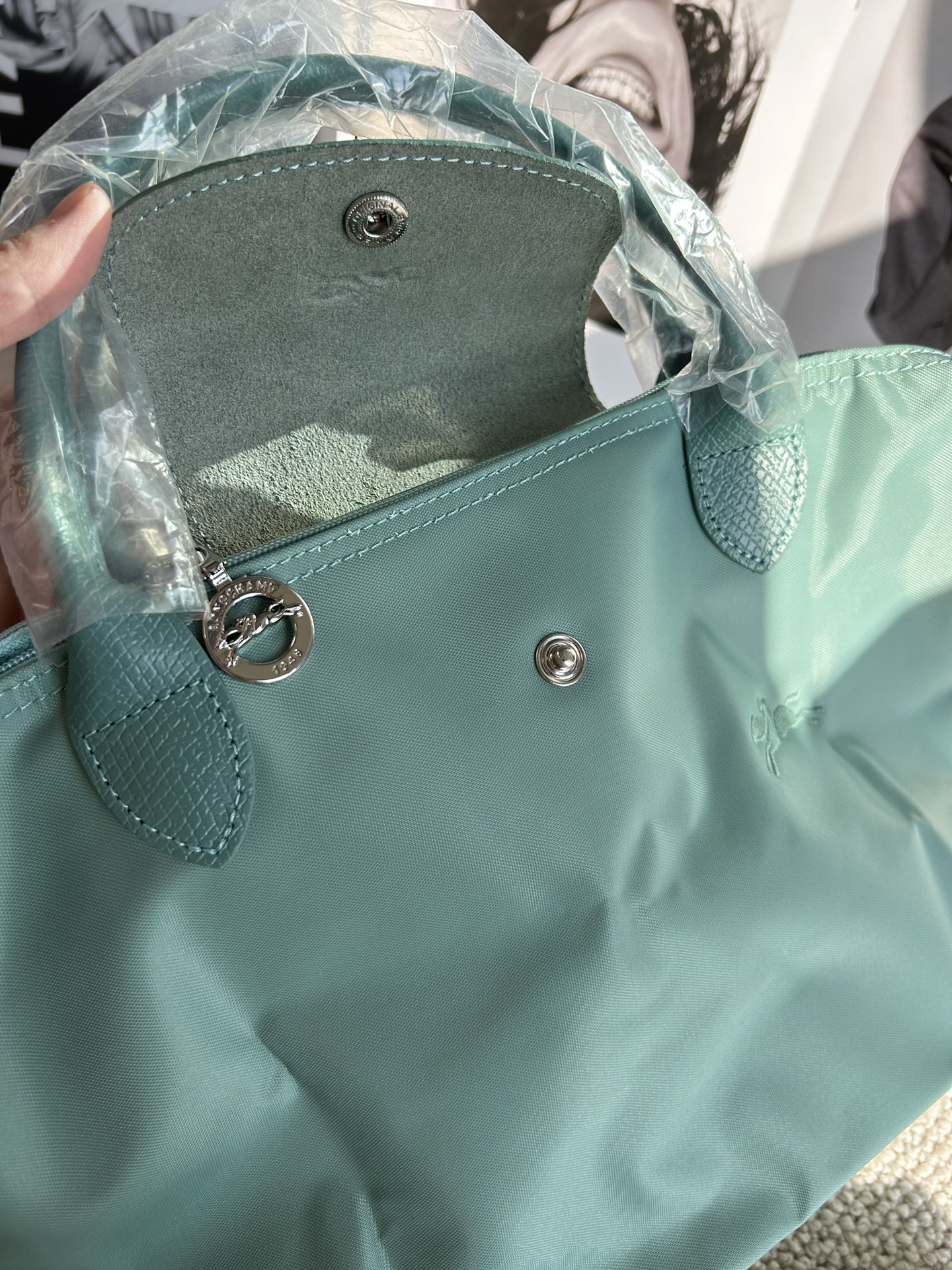 Longchamp ～湖蓝色，想起了丽江有名的蓝色湖，太美啦，这个蓝色太正了，很难得的颜色，新配色真的都