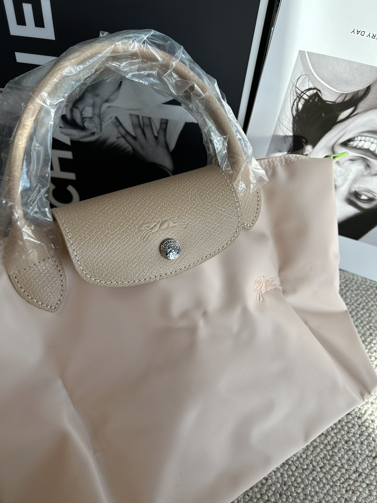 Longchamp ～藕粉色，很仙女秀气的颜色呀，温柔的感觉一下子就出现在眼前了