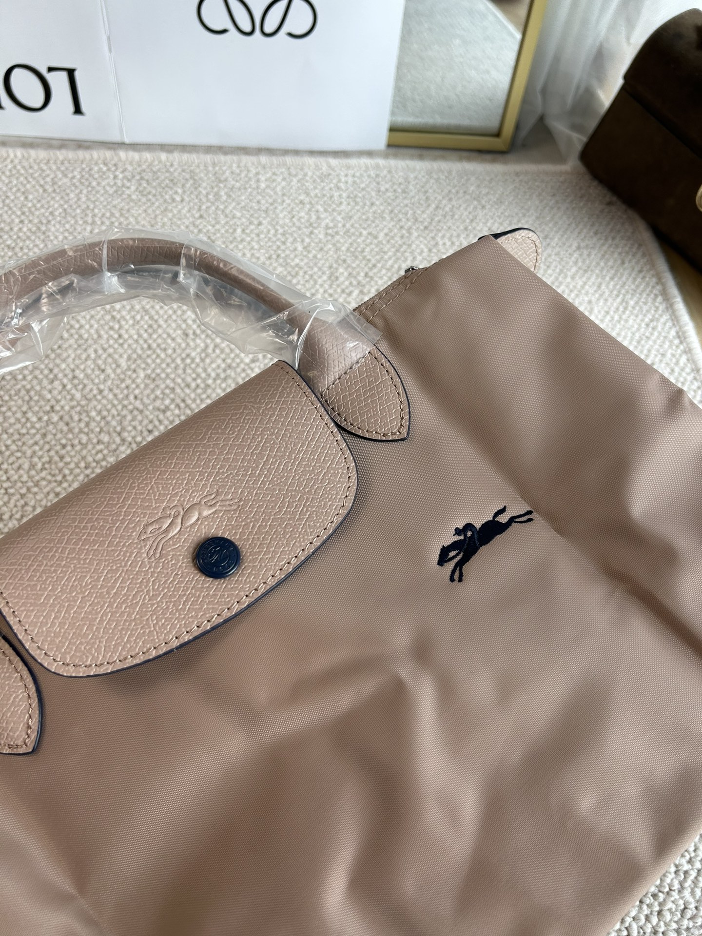 Longchamp ～山楂花色，这个颜色太特别了，很喜欢，这种淡雅的感觉