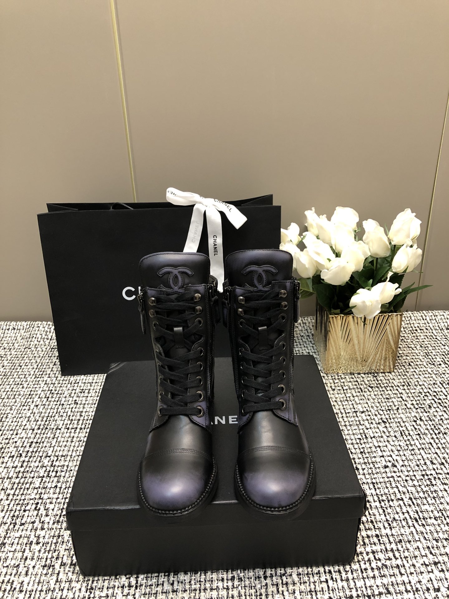 NO:465995,CHANEL Xiaoxiang polished cowhide short boots, a must-have item for this autumn and winter!  !  —————————————420 Chanel’s Autumn and Winter Heavy Industry Short Boots Xiaohongshu is highly recommended, and it looks good no matter how you match it. It is a must-have for fashionable things. Chanel’s women love simple but irresistible combinations show unique styles of dressing, free mixing and matching, and keep up with the fashionable pace of Grandma Xiaoxiang!  !  !  Exquisite details enlarge the original mold opening hardware buckle. The top version purchasing level is created★ The upper is made of original cowhide, inner lining/sheepskin footrest, large sole original mold opening leather outsole size 35/41 (customized by 40 and 41) with full packaging, boots, chanel, chanel, boots, cowhide, sheepskin, Leather soles19860909CHANEL 小香擦色牛皮短靴,本季秋冬季必备单品！！ ————————————420 香奈儿秋冬重工爆款短靴 小红书力推款,怎么搭配都好看,时髦精必备,香奈儿女士钟爱简约又难以抗拒系搭配展现与众不同的穿搭风格、自由混搭闪耀到位跟紧香奶奶时尚步伐！！！精致细节放大看原版开模五金扣 顶级版本代购级别打造★ 鞋面采用原版牛皮 内里羊皮内里/羊皮垫脚 大底原版开模真皮大底 码数35/41（40、41定制） 配全套包装,靴子,chanel,chanel,boots,cowhide,sheepskin,Leather soles,Women's Shoes