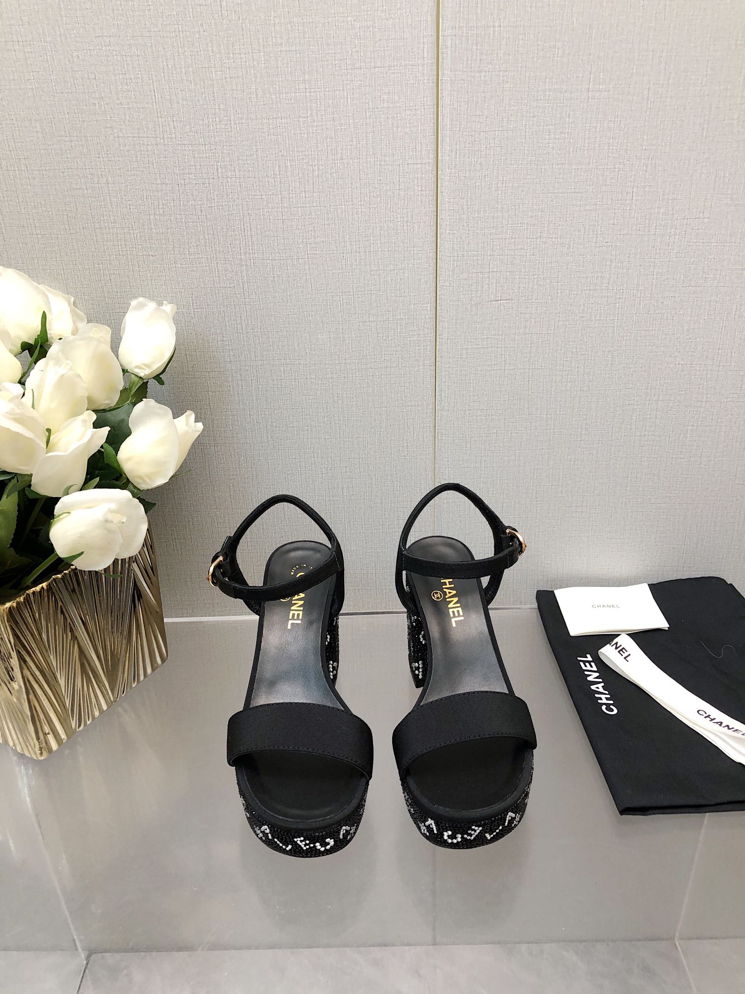 NO:168854,CHANE* ｜Xiaoxiang 23K new product, beautiful T-shaped rhinestone sandals with thick heels, sandals series that are planted with grass. The thick heel is really a must-have item for shopping/game. The upper is customized lambskin. The inner foot pad is sheepskin. Italian imported leather outsole. Heel height 9cm Size35-39 (customized by 40/41), sandals, chanel, sandals, sheepskin, Leather soles19860909CHANE* ｜小香23K新品 绝美T子带粗跟水钻凉鞋 又是被种草的凉鞋系列 粗跟真的绝 逛街/晚会必备单品 鞋面采用定制小羊皮 内里垫脚为羊皮 意大利进口真皮大底 跟高 9cm Size35-39（40/41定制）,凉鞋,chanel,sandals,sheepskin,Leather soles,Women's Shoes