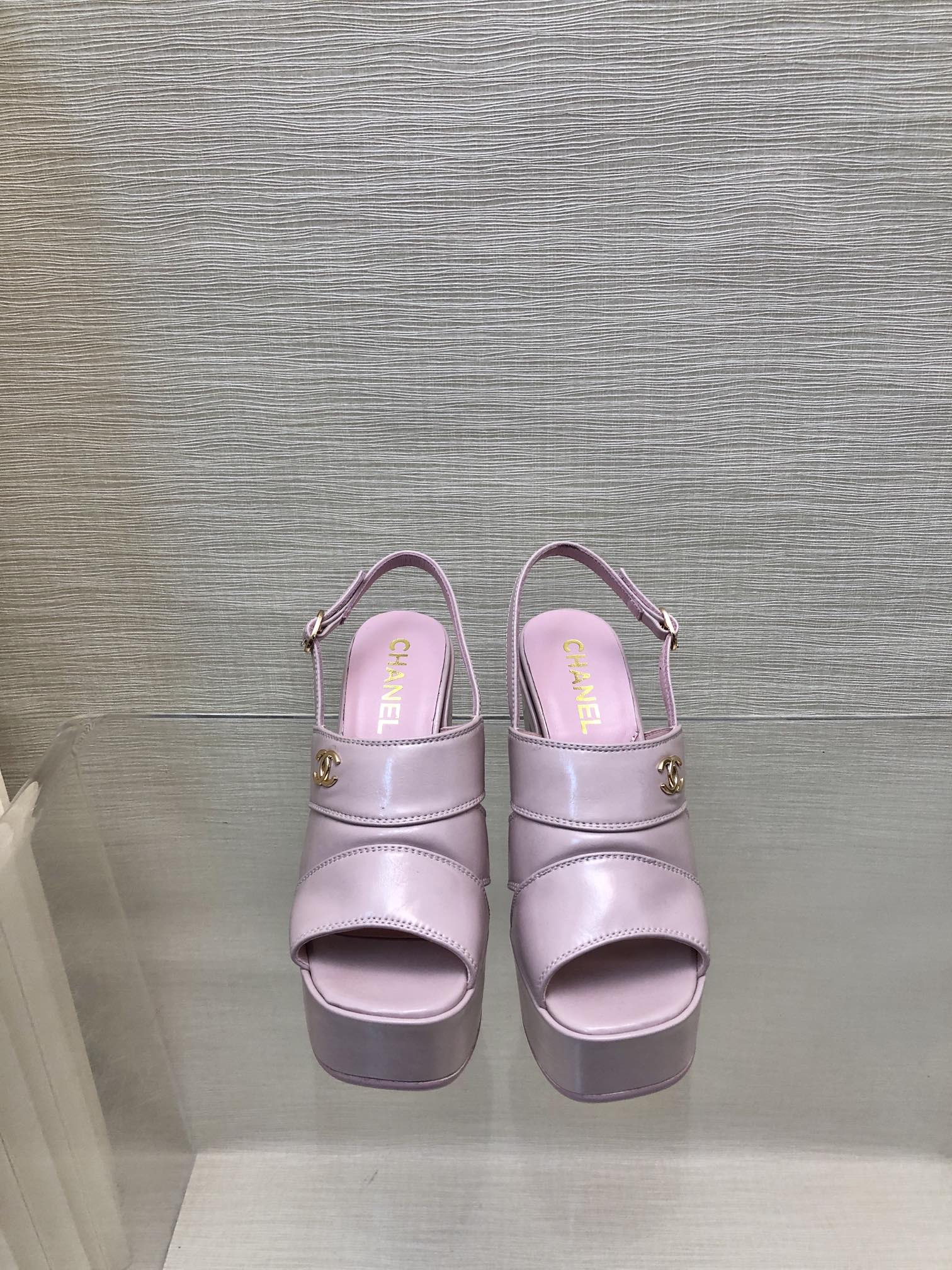 NO:173854,CHANEL 23Ss new small fragrant school bag buckle Marie Zhen hollow sandals —————————————————————— The cute Mari Zhen, the counters on the Internet are bursting, the retro and modern girlish atmosphere is full of, and the feet are super slim~ The upper lambskin/painted leather head, inner sheepskin inner sole, genuine leather outsole, heel high thick heel 9.5cm, size 35-39 (40 customization, no return and exchange), sandals, chanel, sandals, mary jane, sheepskin, Leather soles19860909CHANEL 23Ss新款小香书包扣玛丽珍中空凉鞋 ———————————— 可可爱爱的玛丽珍,全网专柜都爆了,复古又摩登的少女气息满满,上脚超显瘦～ 鞋面小羊皮/拼漆皮头 内里羊皮内里 鞋底真皮大底 跟高粗跟9.5cm 码数35-39（40定制不退换）,凉鞋,chanel,sandals,mary jane,sheepskin,Leather soles,Women's Shoes