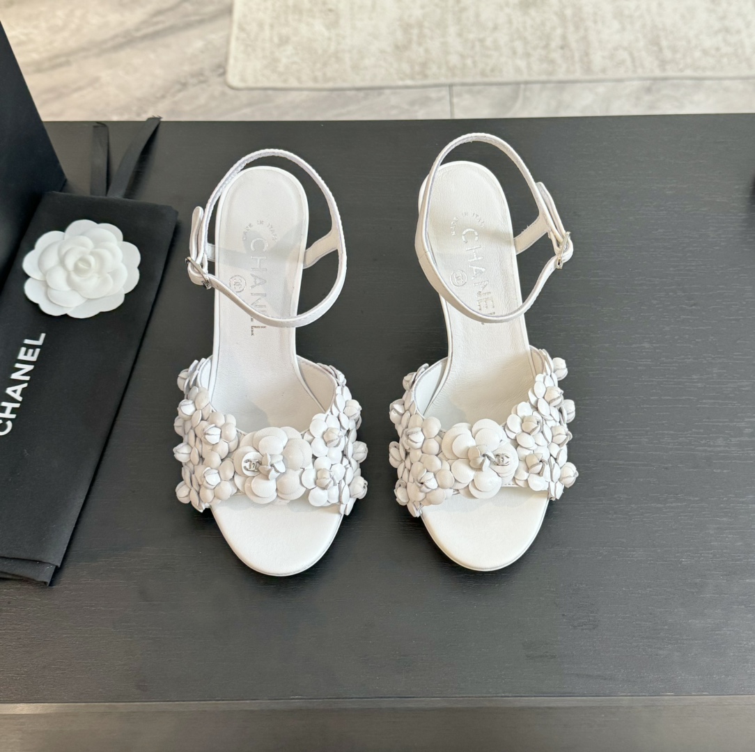 Chanel Aaaaa +
 Chaussures Pantoufles Blanc Genuine Leather Peau de mouton Soie Collection printemps – été