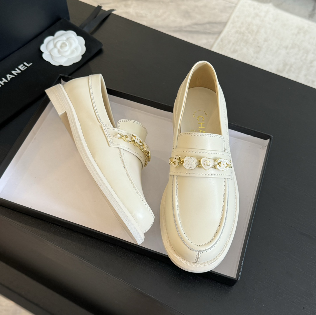 Elegant Leather Loafers with Chain Detail | Classic Style, Comfortable Fit 5 i1720424886 1593 4