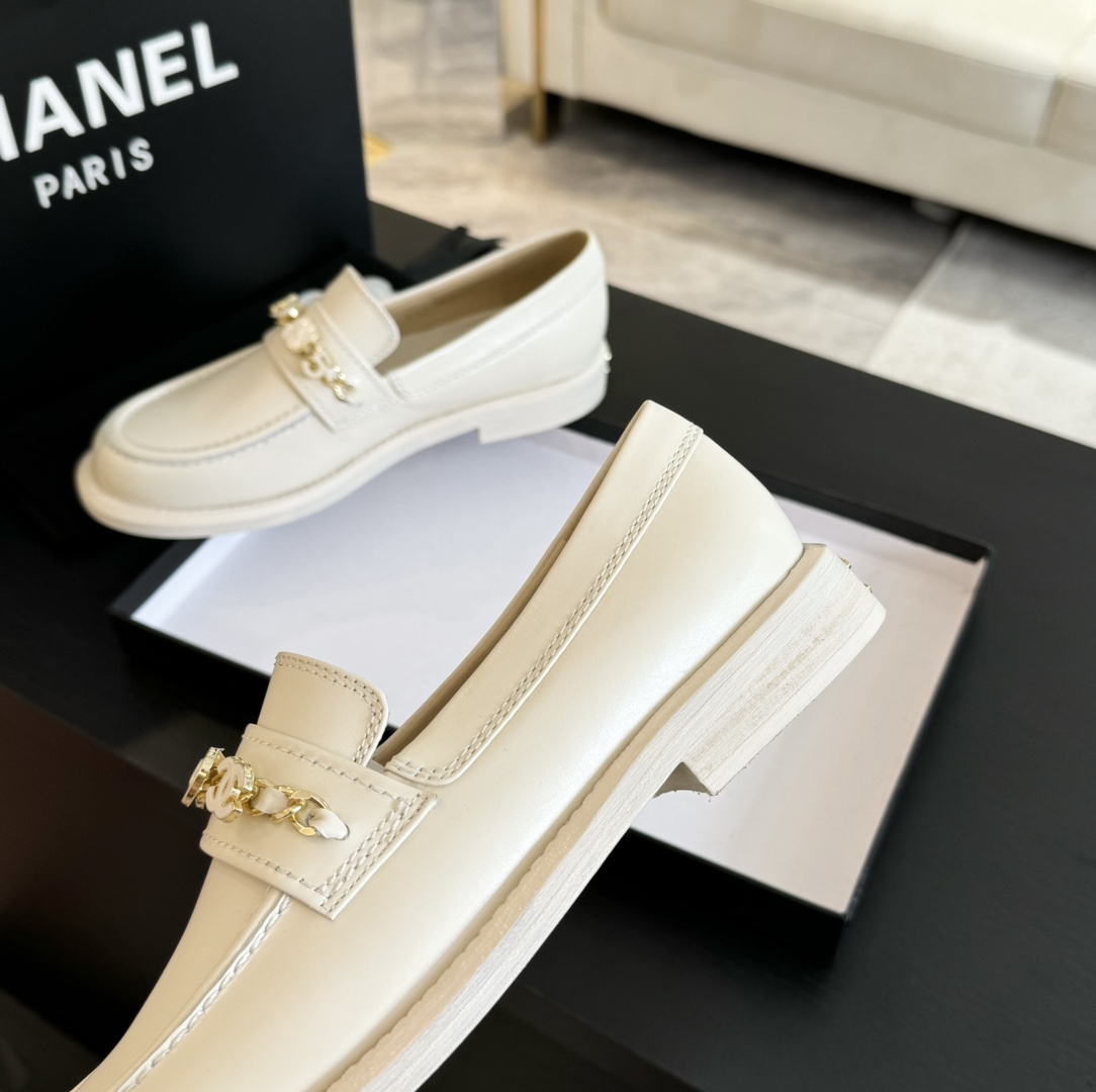Elegant Leather Loafers with Chain Detail | Classic Style, Comfortable Fit 7 i1720424886 2524 2