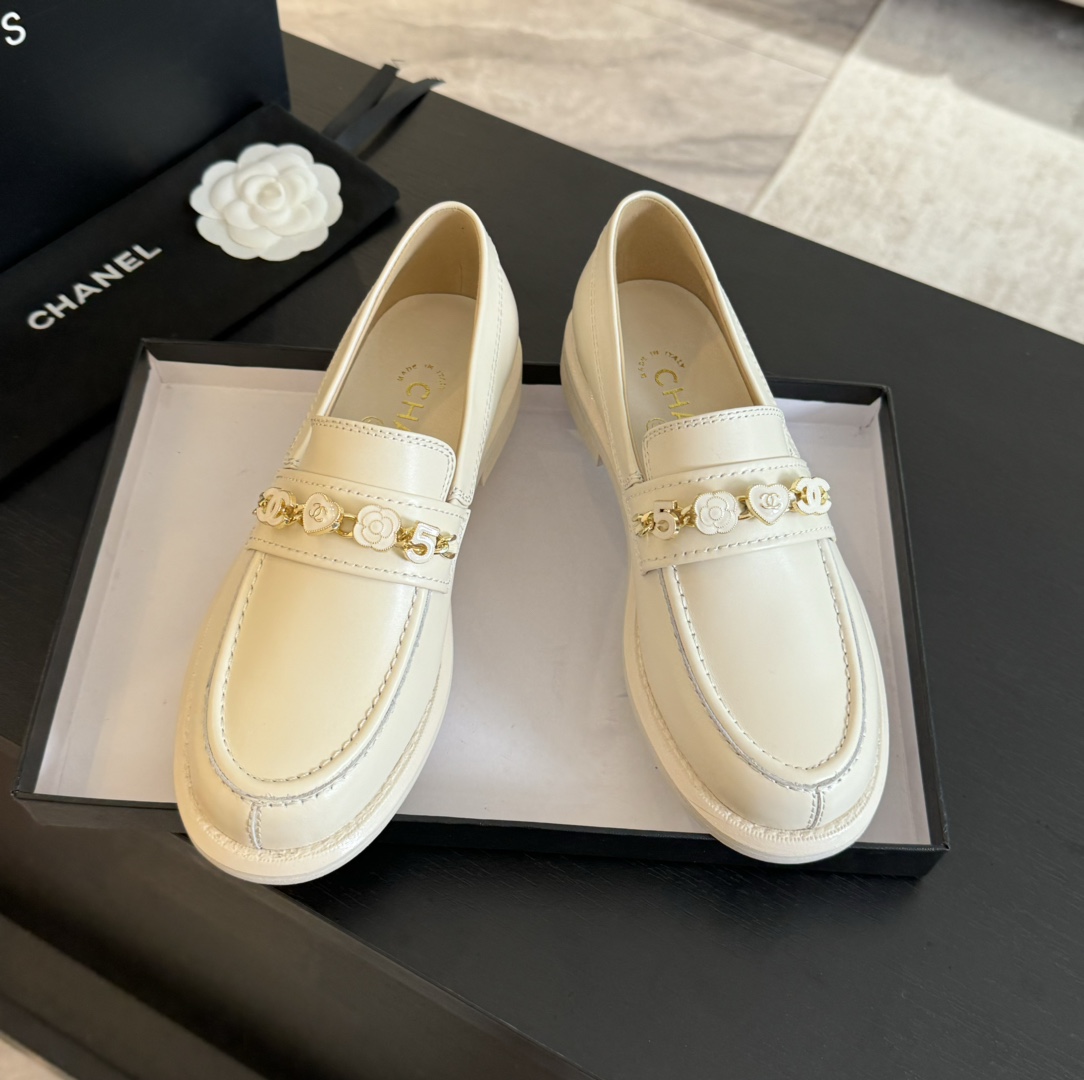 Elegant Leather Loafers with Chain Detail | Classic Style, Comfortable Fit 4 i1720424886 5878 0