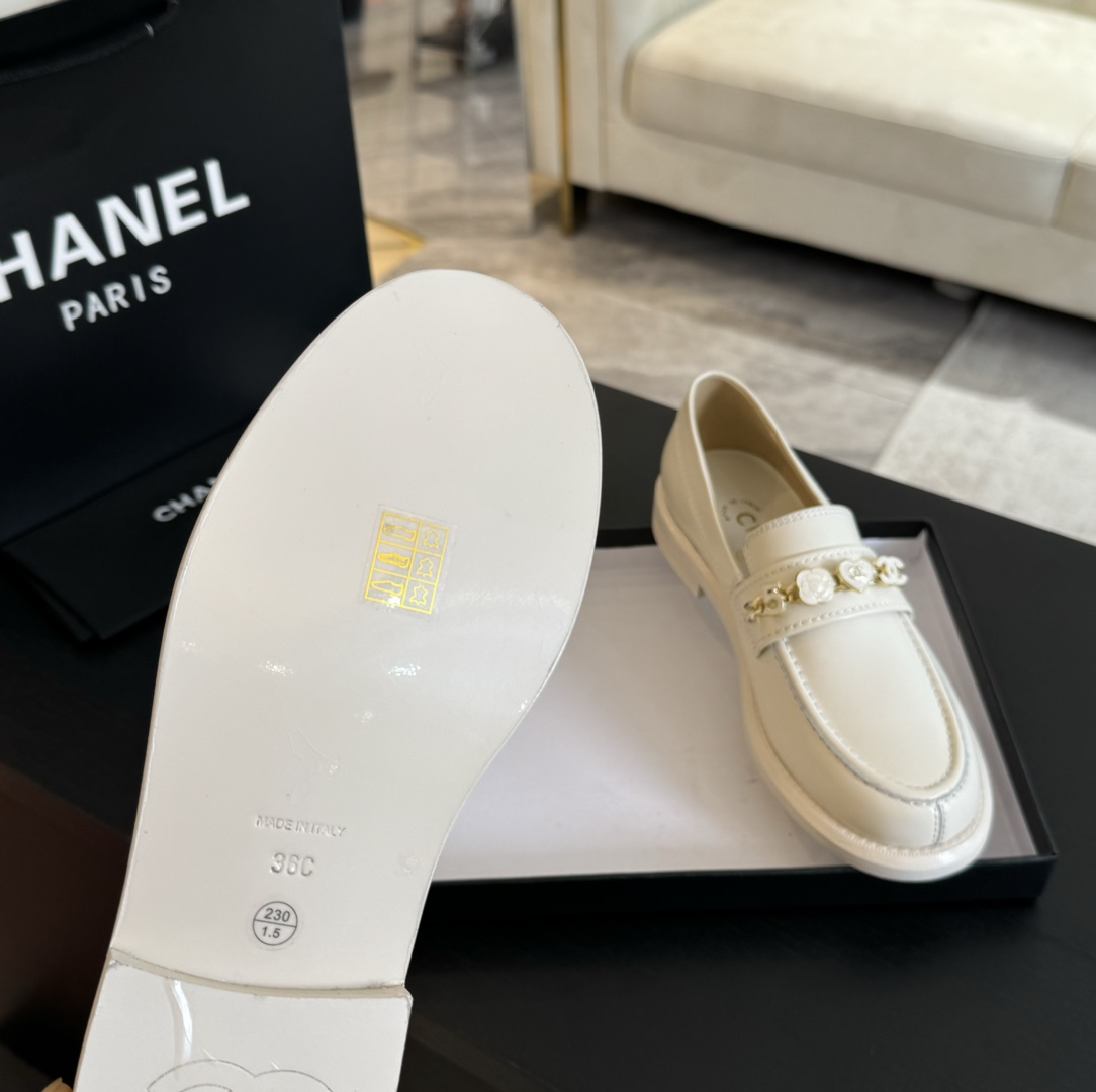 Elegant Leather Loafers with Chain Detail | Classic Style, Comfortable Fit 10 i1720424886 9650 1