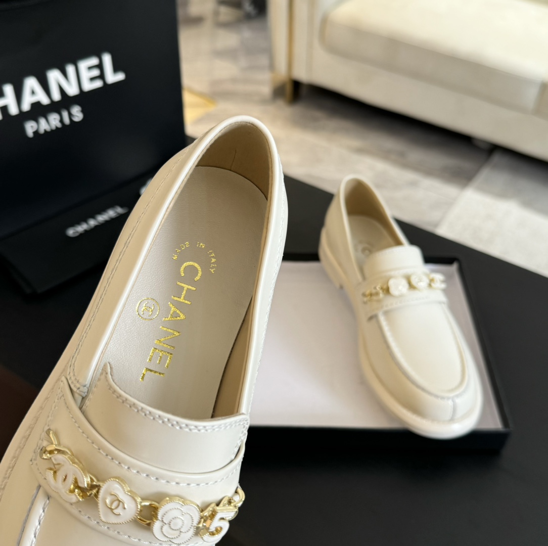 Elegant Leather Loafers with Chain Detail | Classic Style, Comfortable Fit 9 i1720424887 6093 8