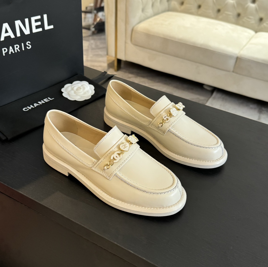 Elegant Leather Loafers with Chain Detail | Classic Style, Comfortable Fit 2 i1720424887 6456 6