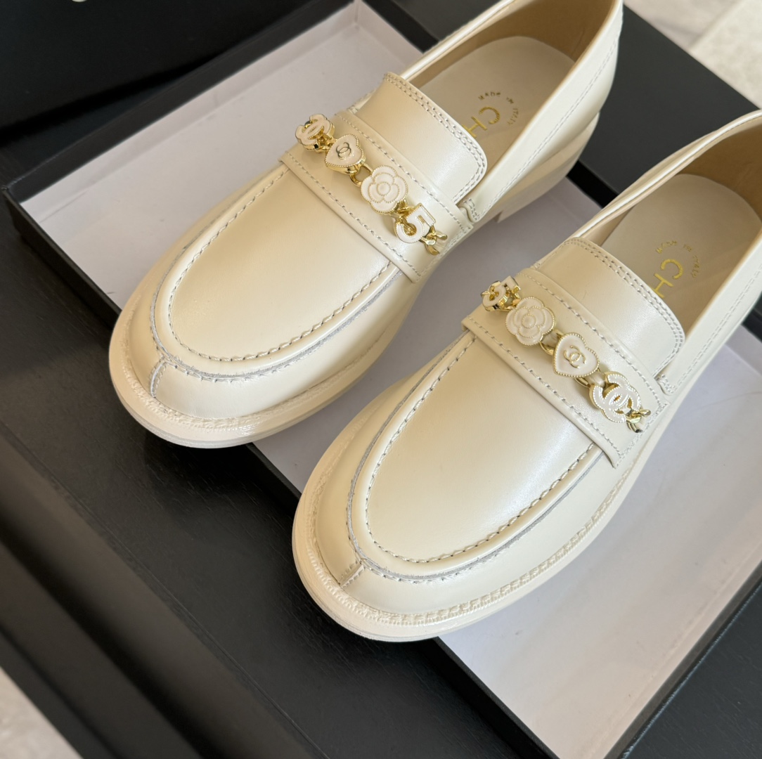 Elegant Leather Loafers with Chain Detail | Classic Style, Comfortable Fit 6 i1720424887 887 5
