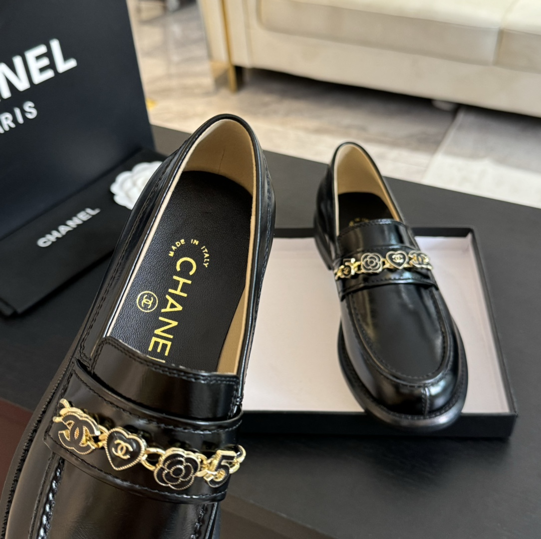 Chanel 24A Classic Black Leather Loafers with Gold Chain Detail 8 i1720424940 5416 4