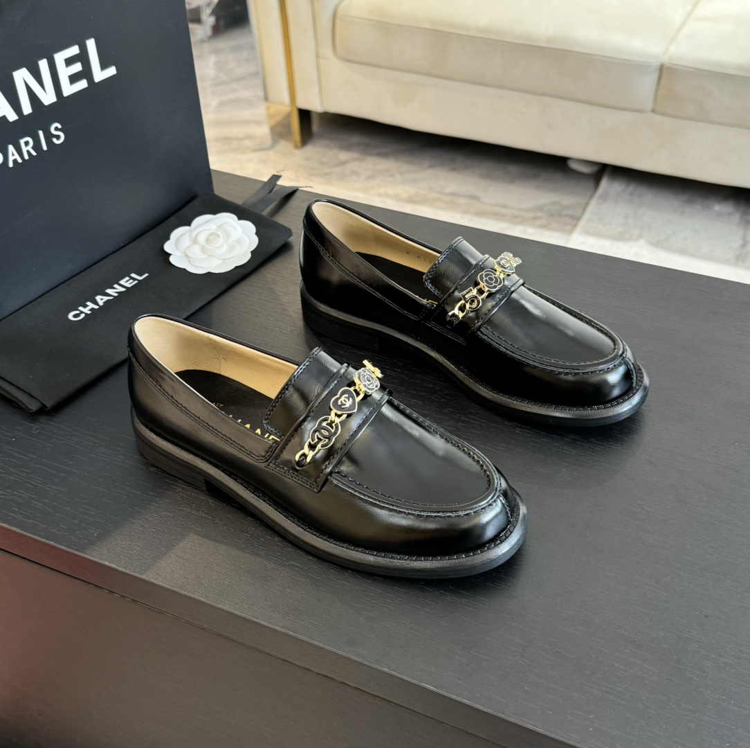Chanel 24A Classic Black Leather Loafers with Gold Chain Detail 2 i1720424940 7461 1