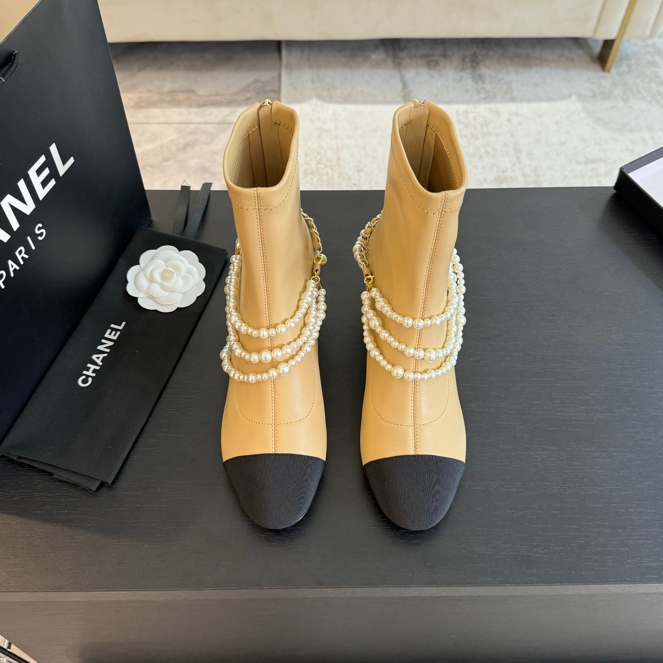Chanel Botas cortas Blanco Dermis Piel de oveja Colección primavera – verano