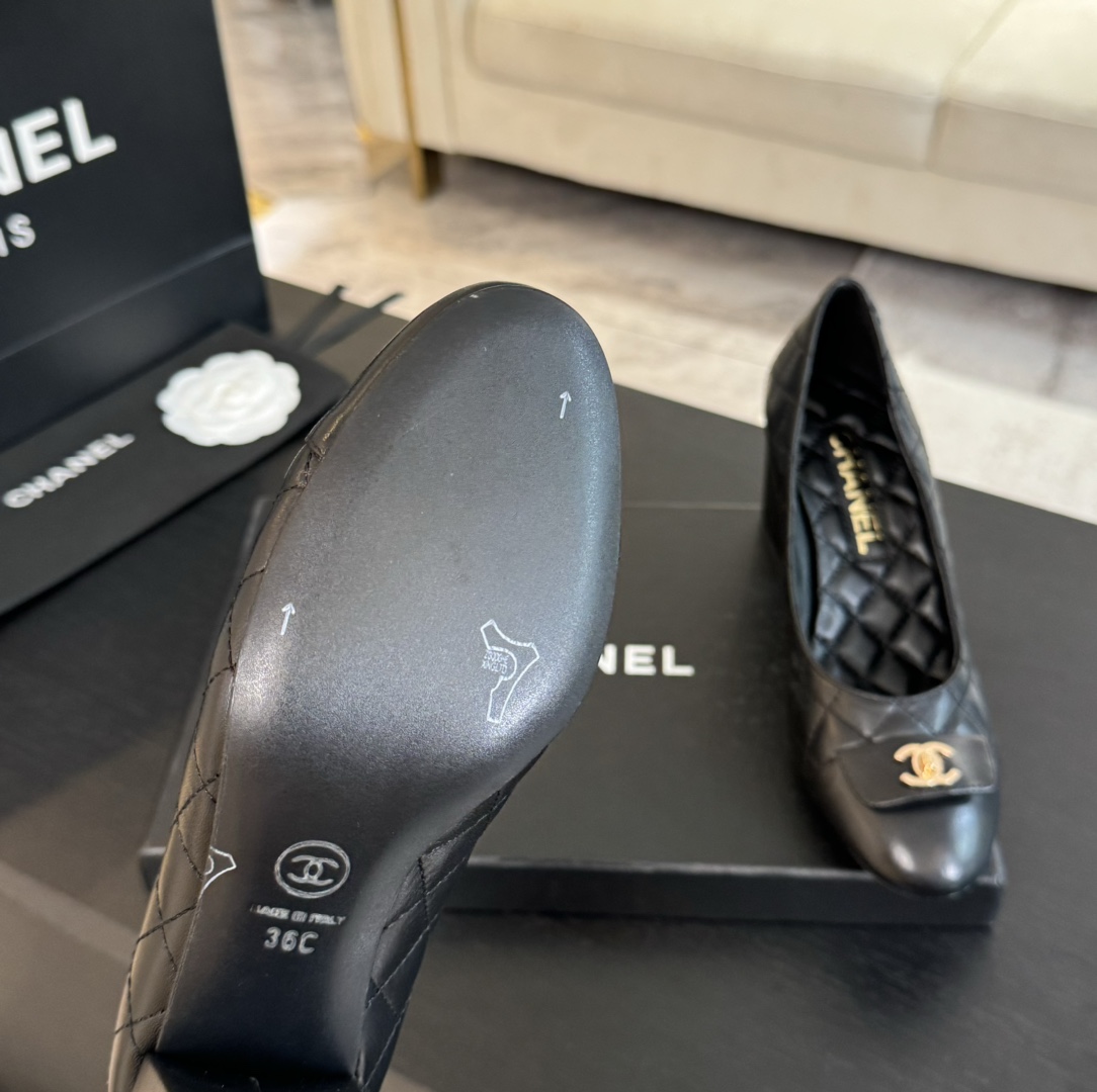 Chanel Quilted Lambskin Pumps with CC Clasp, Black Leather Heel Shoes 9 i1723188827 1051 5