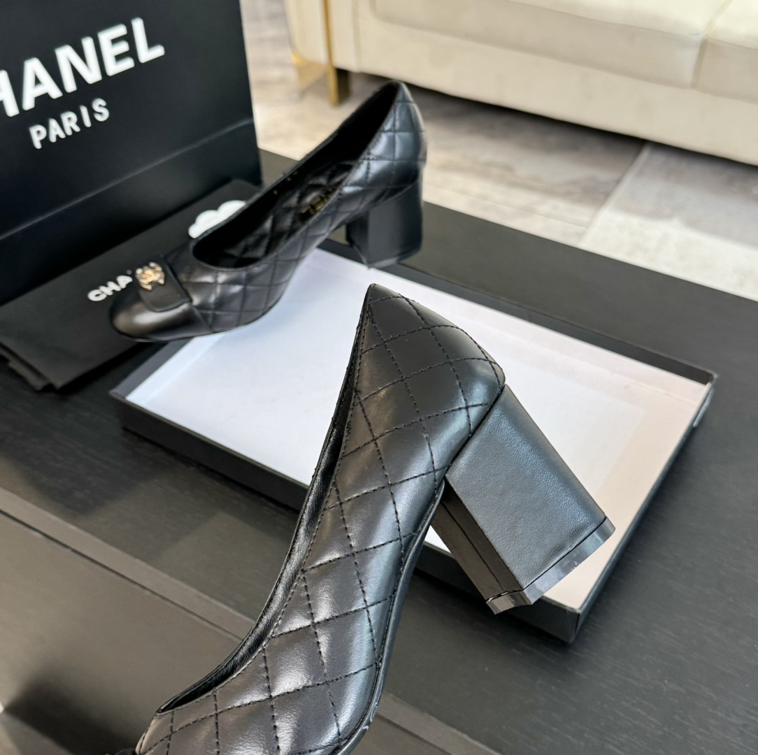 Chanel Quilted Lambskin Pumps with CC Clasp, Black Leather Heel Shoes 7 i1723188827 8450 7