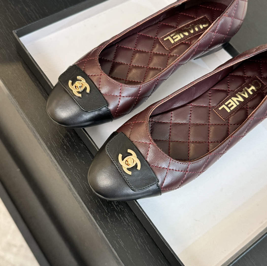 Chanel Ballet Flats with Quilted Design and Iconic CC Logo Buckle 5 i1723188931 7829 0
