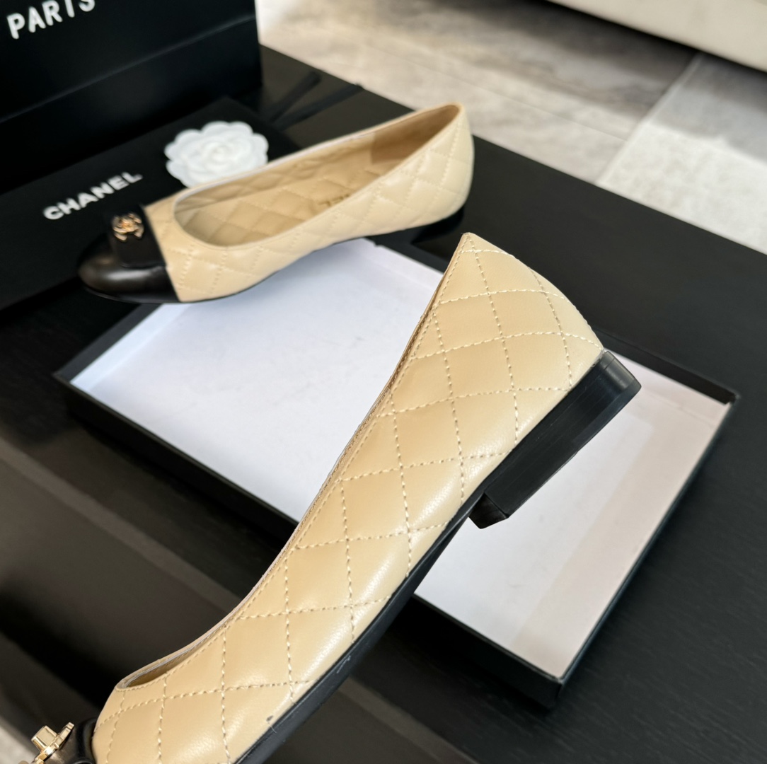 Chanel Ballet Flats with Quilted Leather and Signature Logo Detail 9 i1723188957 4468 5
