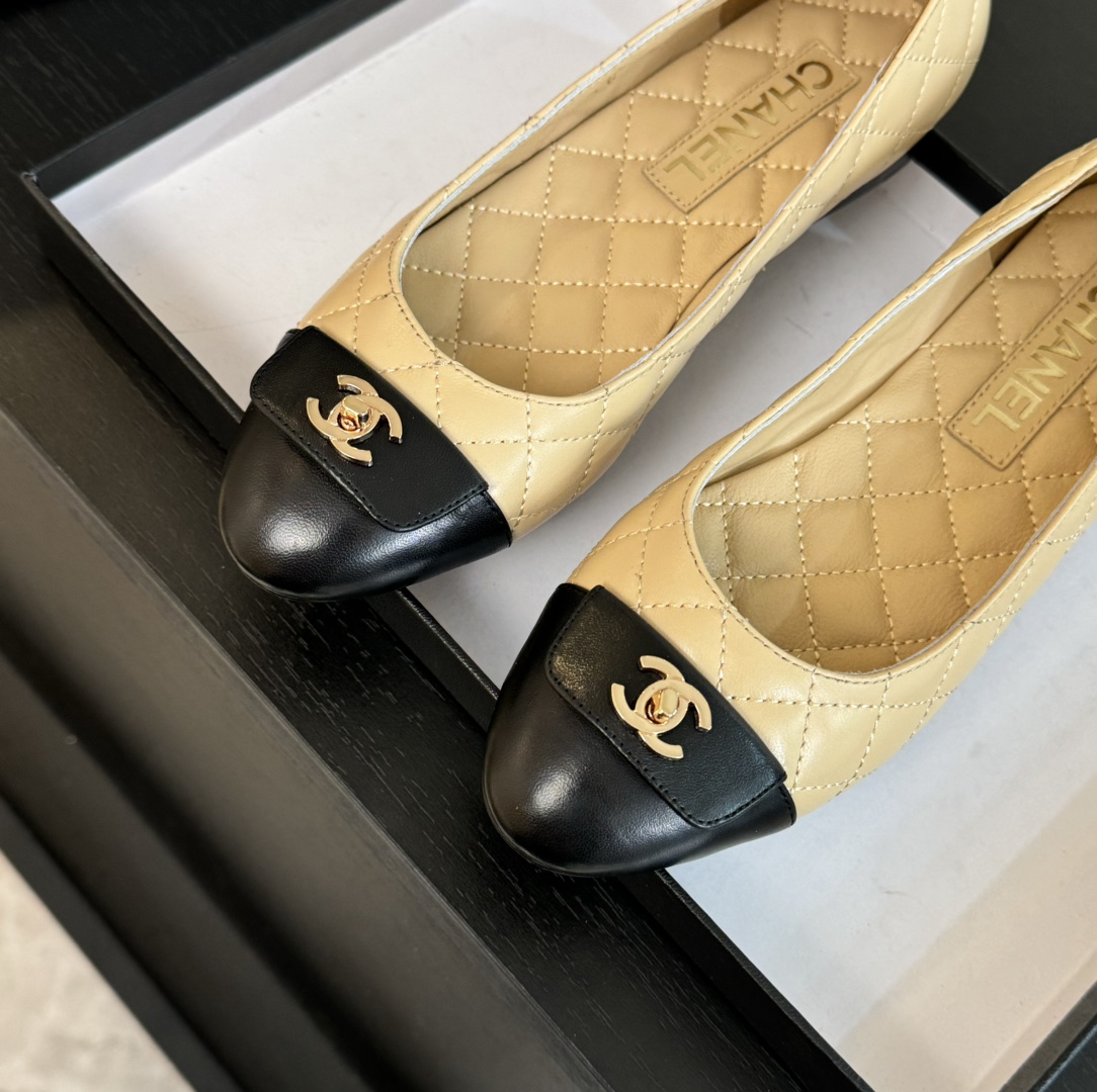 Chanel Ballet Flats with Quilted Leather and Signature Logo Detail 4 i1723188957 9164 3