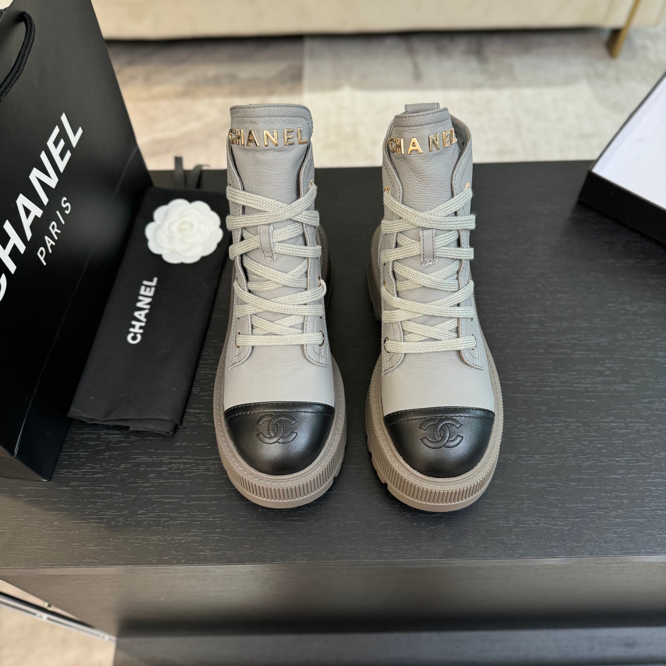 NO:167803,Purchase grade Chanel early autumn, new Martin boots in counter top quality in ceiling [Delicious] This boot is really a small lucky star, thick sole 5cma, more refined diamond upper The dark flower logo of the toe and the heel logo are very unique, making the legs look thin, the key is that it is very comfortable to put on the feet. Imported cowhide upper, full grain mixed-bred sheepskin, outsole genuine open mold tpu outsole ~ heel height 5cm Size#35-41 (40 41 custom made without return), chanel, boots, cowhide, sheepskin19860909代购级 Chanel 早秋 专柜新款马丁靴 天花板顶级品质[得意] 这款靴子真的是小个子福星,厚底5cma 更精致一点 菱格鞋面 鞋头的暗花logo还有后跟的logo都很别致,显腿瘦,关键是上脚很舒服 鞋面进口牛皮 内里全粒面混种羊皮 大底正品开模tpu大底～跟高5cm Size#35-41（40 41订做不退换）,,chanel,boots,cowhide,sheepskin,Women's Shoes