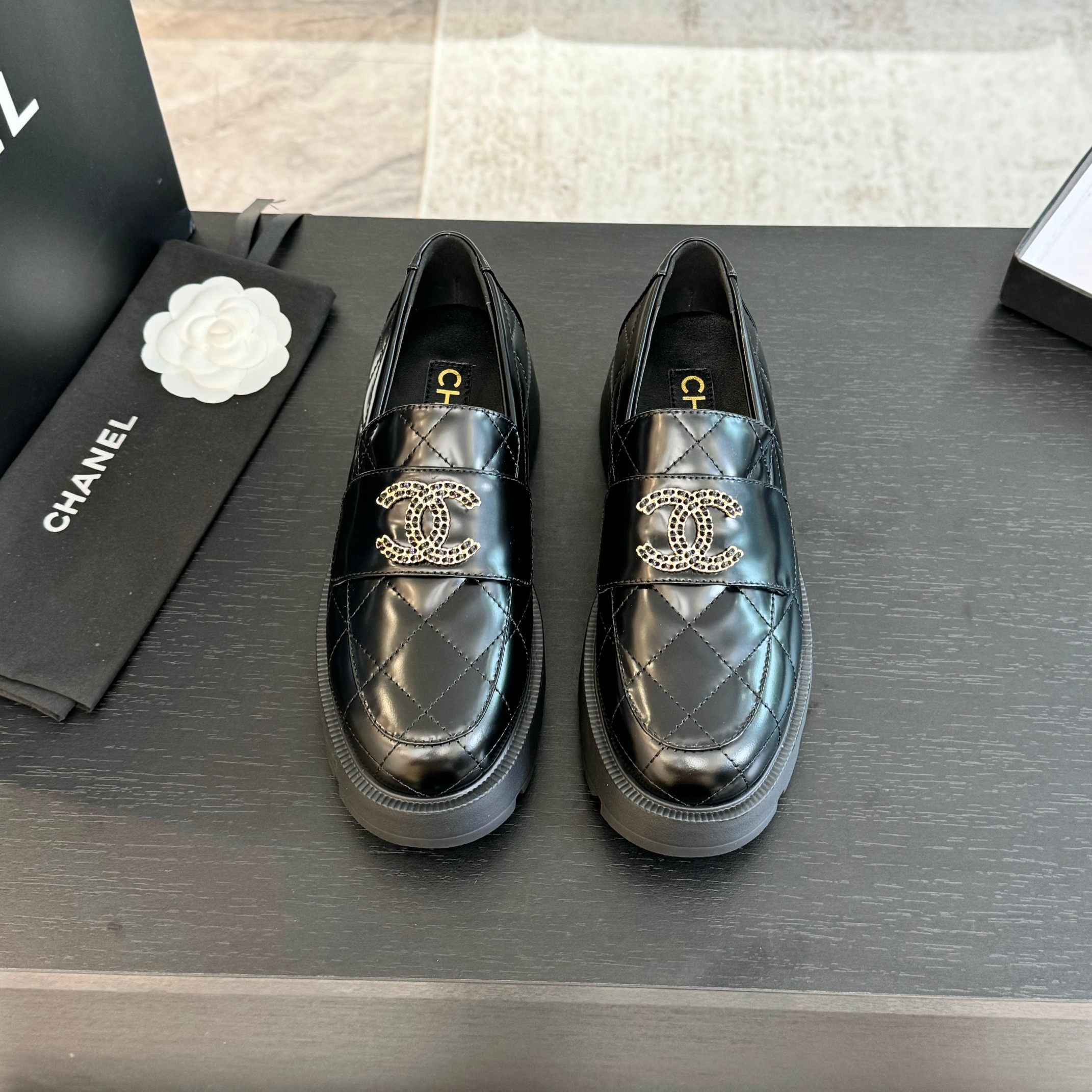 NO:167788,【*】【】【35-40】40 41 Custom made without return and exchange - High-version CHAN*L B Xiaoxiang C home early autumn new thick-soled sponge cake shoes, the latest and most popular handicraft workshop casual shoes, loafers!  Counter purchasing version!  !  The most difficult thing to buy handicraft shoes in the counter!  The classic letter logo, black double C buttons are full of fashion, showing their dominant position, the perfect design of logo elements is really super textured, the thick-soled design is super long and the leg proportion is extended, and tens of thousands of people are looking for money!  Even Ershe is at a premium and collection level!  The letter Love is enough to perform the whole autumn and winter!  Upper: Top-level open-edge beads, inner sheepskin, sole open-mold TPU sole combination sole, high heel, high heel 5.5, forefoot 4cm (TPU outsole),, chanel, chanel, loafers, sheepskin19860909【*】【】【35-40】40 41定做不退换 -高版本 CHAN*L B 小香C家早秋新款厚底松糕鞋 专柜最新最火手工坊休闲鞋 乐福鞋！ 专柜代购版本！！ 专柜最难入手手工坊鞋！经典字母Logo 黑色双C扣时髦感爆棚 彰显霸主地位 标志元素设计完美工艺真的超有质感 厚底设计超级拉长腿部比例 万人求款！ 连二奢都在溢价,收藏级！字母乐福够演一整个秋冬！ 鞋面:顶级开边珠 内里羊皮 鞋底开模TPU底组合大底 高跟跟高后跟5.5 前掌4cm（TPU大底）,,chanel,chanel,loafers,sheepskin,Women's Shoes