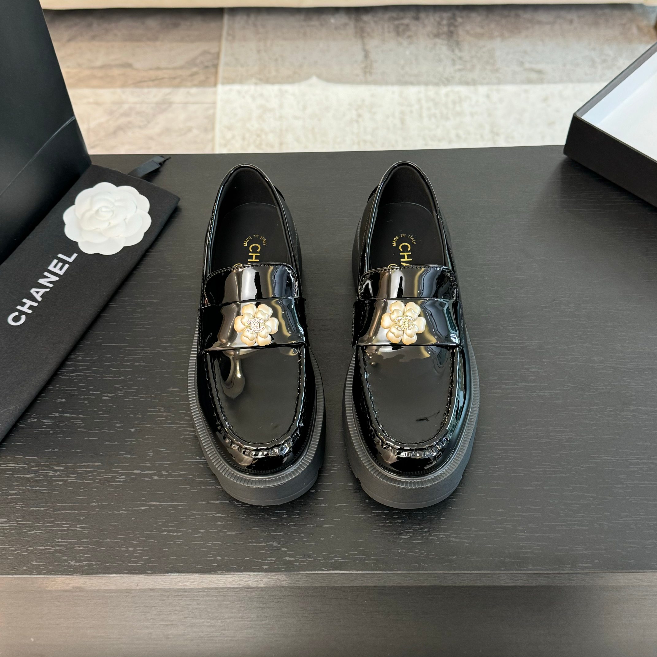 NO:232154,Purchase grade Chanel Xiaoxiang New Loafers A must-have hot product for autumn and winter Xiangjia. Goddess series, with the elegant and famous temperament of Xiangjia, super durable, irresistible, heart-wrenching... Imported cowhide/imported cowhide opens the edge beads inside mixed-bred sheepskin outsole Italian leather outsole Size#35-41 (40 41 custom made without return or exchange), loafers, chanel, chanel, loafers, cowhide, sheepskin, Leather soles19860909代购级 Chanel 小香 新款乐福鞋 秋冬香家必备爆款 女神系列,拥有香家特色优雅名媛气质,超级耐看,让人无法抗拒,心动ing…… 鞋面进口牛皮/进口牛皮开边珠 内里混种羊皮 大底意大利真皮大底 Size#35-41（40 41定做不退换）,乐福鞋,chanel,chanel,loafers,cowhide,sheepskin,Leather soles,Women's Shoes