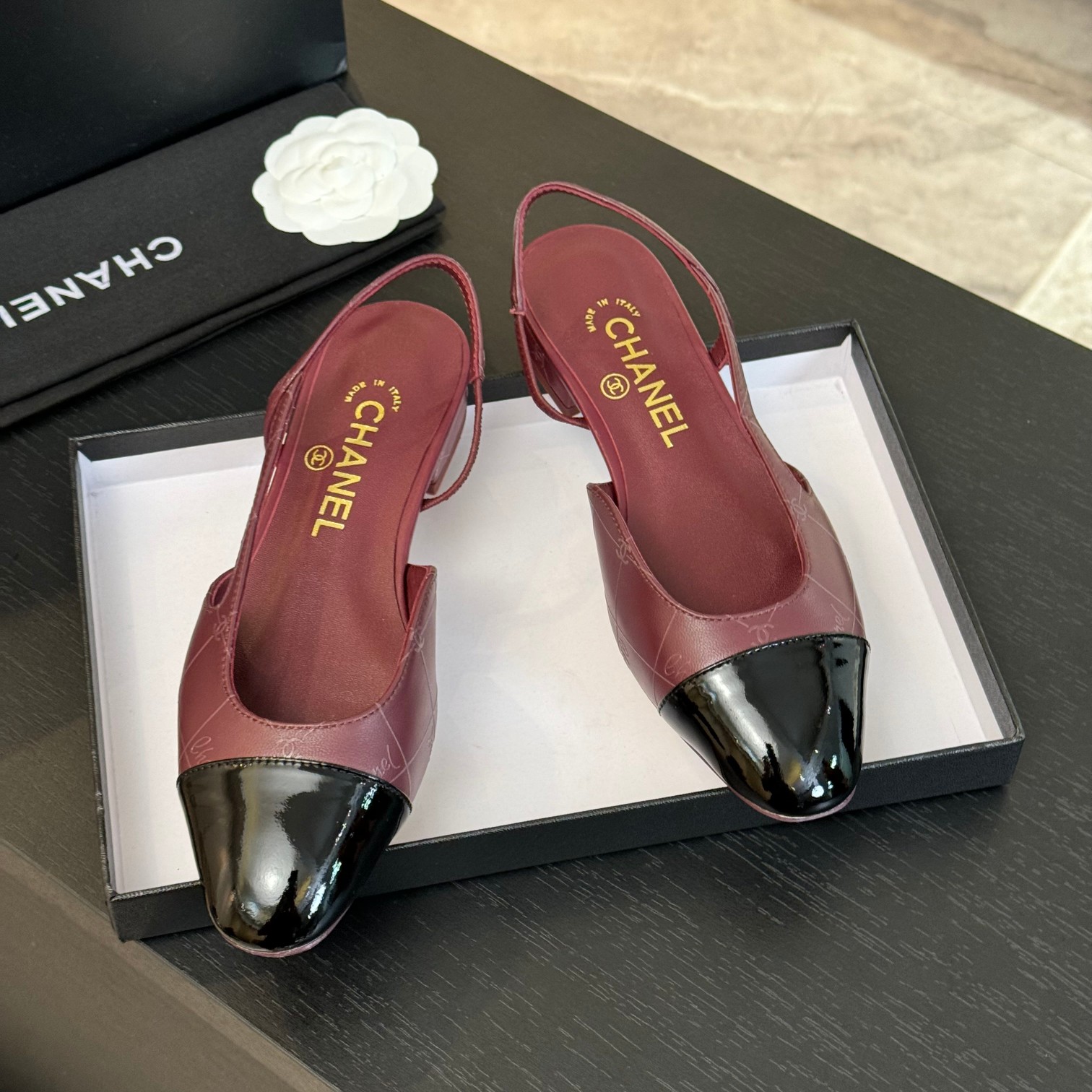 NO:782751,Chanel's latest series, 2.5cm heel height, thick heel square toe, versatile high-heeled back sandals for women. Material: The upper is made of imported full-grain mixed sheepskin spliced ​​with silk satin + lining mixed sheepskin + Italian imported cowhide bottom Size: 34-43 (34 41 42 43 customized), sandals, chanel, sandals, cowhide, sheepskin, real silk, silk fabric19860909香奈儿最新系列,2.5cm跟高,粗跟方头拼色百搭高跟后空女凉鞋 材质:鞋面采用进口全粒面混种羊皮拼接真丝绸缎+内里混种羊皮+意大利进口牛皮底Size:码数34-43（34 41 42 43定做）,凉鞋,chanel,sandals,cowhide,sheepskin,real silk,silk fabric,Women's Shoes