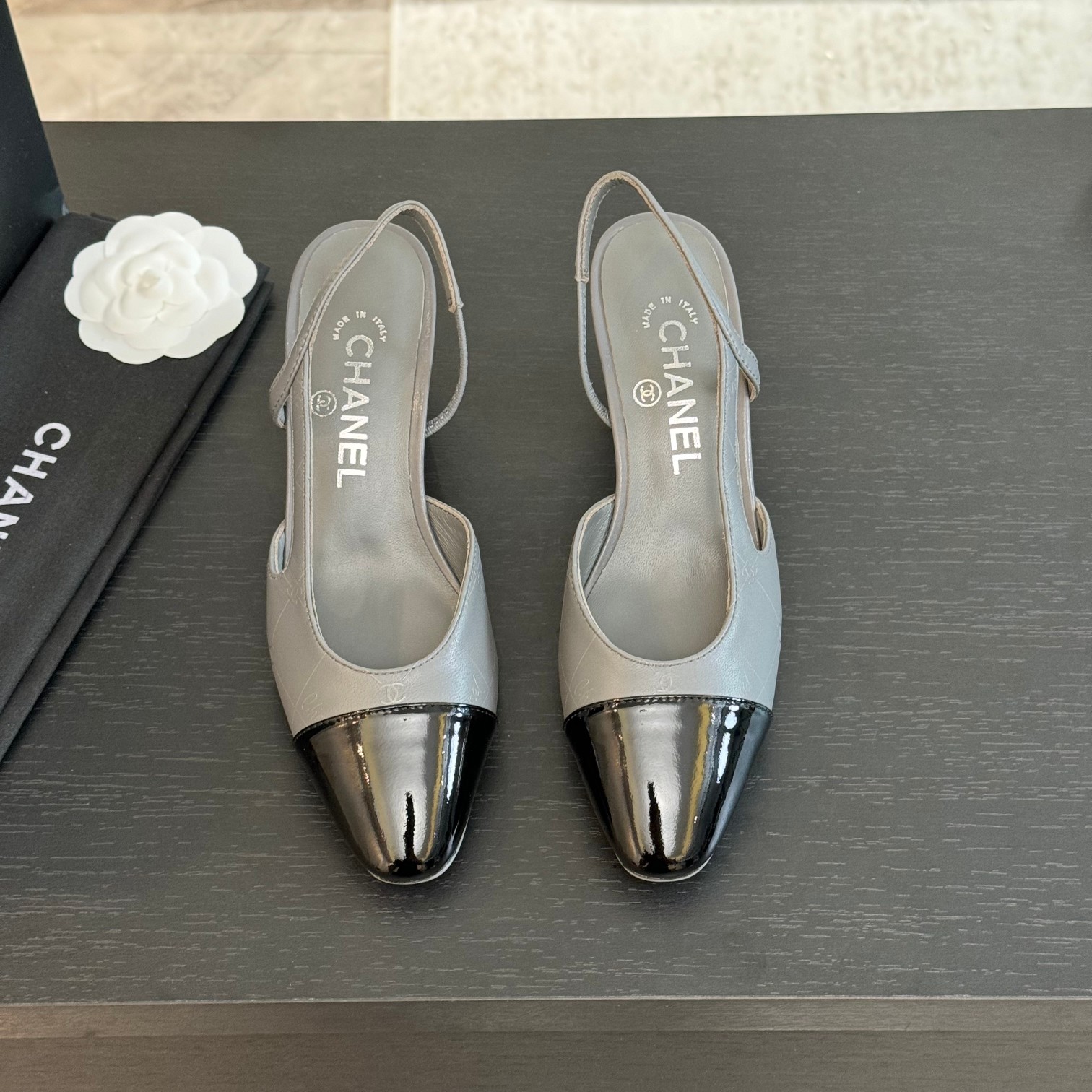NO:782758,Chanel's latest series, 6.5cm heel height, thick heel, square toe, versatile high-heeled back sandals for women. Material: The upper is made of imported full-grain mixed sheepskin spliced ​​with silk satin + lining mixed sheepskin + Italian imported cowhide bottom Size: 34-43 (34 41 42 43 customized), sandals, chanel, sandals, cowhide, sheepskin, real silk, silk fabric19860909香奈儿最新系列,6.5cm跟高,粗跟方头拼色百搭高跟后空女凉鞋 材质:鞋面采用进口全粒面混种羊皮拼接真丝绸缎+内里混种羊皮+意大利进口牛皮底Size:码数34-43（34 41 42 43定做）,凉鞋,chanel,sandals,cowhide,sheepskin,real silk,silk fabric,Women's Shoes