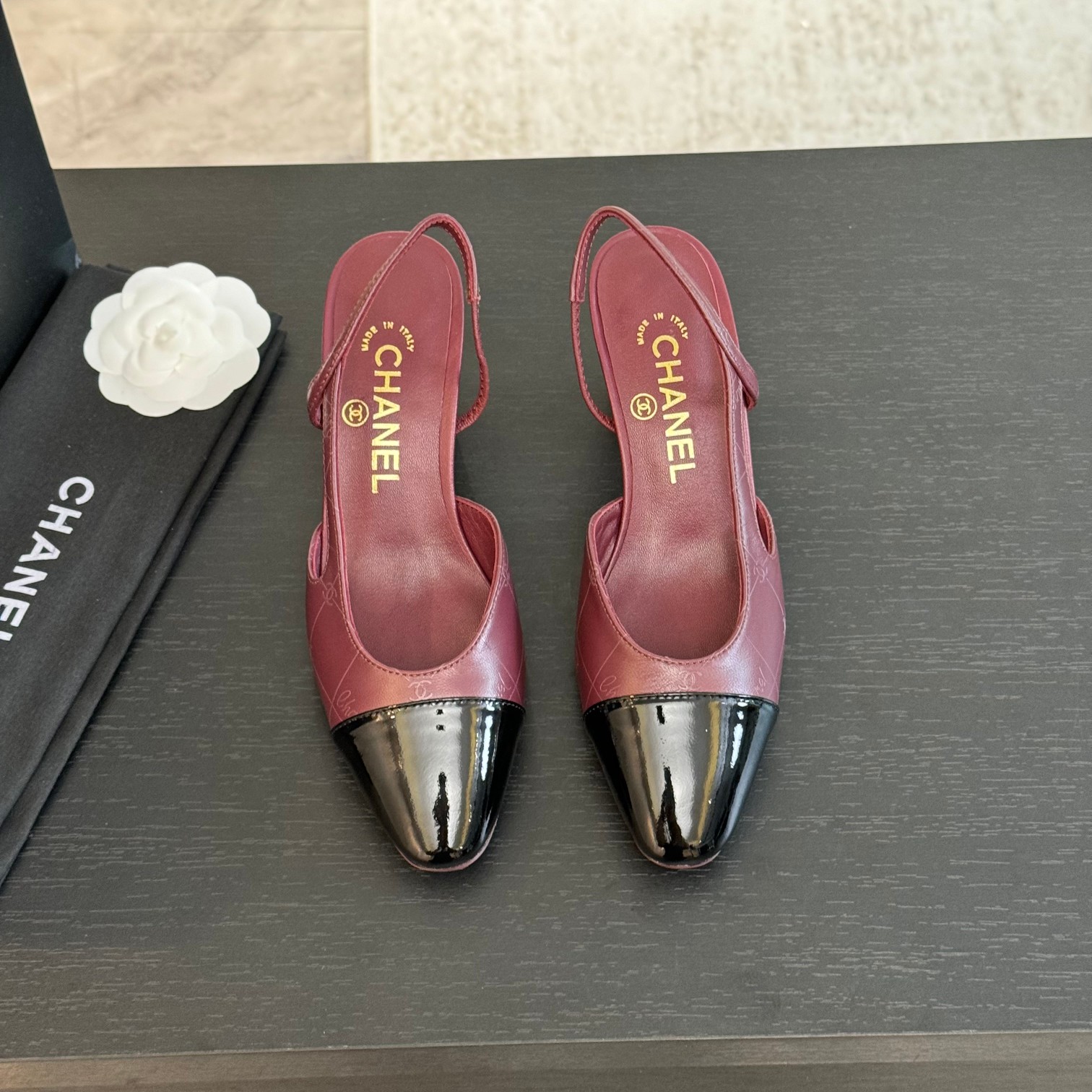 NO:782765,Chanel's latest series, 2.5cm heel height, thick heel square toe, versatile high-heeled back sandals for women. Material: The upper is made of imported full-grain mixed sheepskin spliced ​​with silk satin + lining mixed sheepskin + Italian imported cowhide bottom Size: 34-43 (34 41 42 43 customized), sandals, chanel, sandals, cowhide, sheepskin, real silk, silk fabric19860909香奈儿最新系列,2.5cm跟高,粗跟方头拼色百搭高跟后空女凉鞋 材质:鞋面采用进口全粒面混种羊皮拼接真丝绸缎+内里混种羊皮+意大利进口牛皮底Size:码数34-43（34 41 42 43定做）,凉鞋,chanel,sandals,cowhide,sheepskin,real silk,silk fabric,Women's Shoes