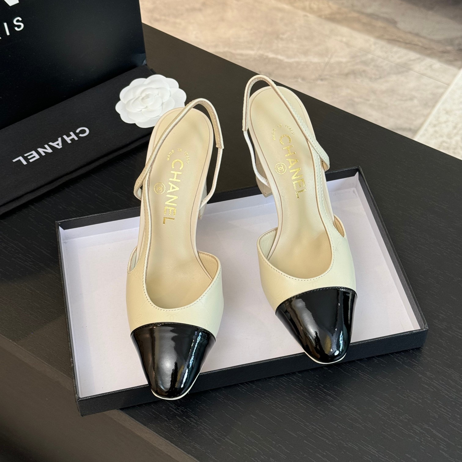 NO:782772,Chanel's latest series, 9.5cm heel height, thick heel square toe, versatile high-heeled back sandals for women. Material: The upper is made of imported full-grain mixed sheepskin spliced ​​with silk satin + mixed sheepskin lining + Italian imported cowhide bottom Size: 34-43 (34 41 42 43 customized), sandals, chanel, sandals, cowhide, sheepskin, real silk, silk fabric19860909香奈儿最新系列,9.5cm跟高,粗跟方头拼色百搭高跟后空女凉鞋 材质:鞋面采用进口全粒面混种羊皮拼接真丝绸缎+内里混种羊皮+意大利进口牛皮底Size:码数34-43（34 41 42 43定做）,凉鞋,chanel,sandals,cowhide,sheepskin,real silk,silk fabric,Women's Shoes