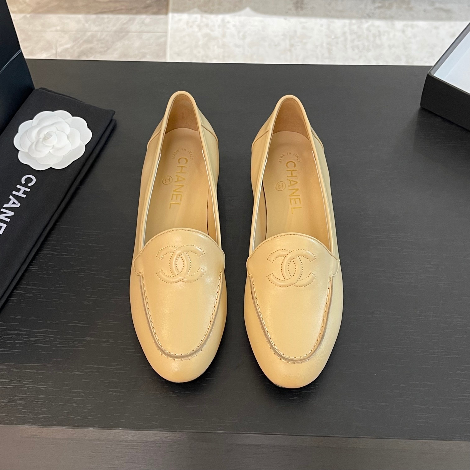 NO:168875,The new Chanel Xiaoxiang embroidered double C loafers, the upper is embroidered with classic elements, and the double C logo can be worn all year round. No matter when you take it out, it is very high-end and attractive. Shopping and attracting attention!  Easy to wander in commuting and leisure occasions, be a casual and fashionable and elegant woman~ Upper lambskin/paper leather inner lambskin sole Italian leather outsole size 35-39 (40/41 custom made without return or exchange), loafers, chanel, loafers, sheepskin, Leather soles19860909新款Chanel小香刺绣双C乐福鞋 鞋面饰以经典元素刺绣双C logo,一年四季皆可穿 不管什么时候拿出来搭配都贼高级耐看 逛街压马路赚足眼球！轻松游走于通勤和休闲场合 做个漫不经心的时髦优雅女子～ 鞋面小羊皮/漆皮 内里小羊皮 鞋底意大利真皮大底 码数35-39（40/41定制不退换）,乐福鞋,chanel,loafers,sheepskin,Leather soles,Women's Shoes