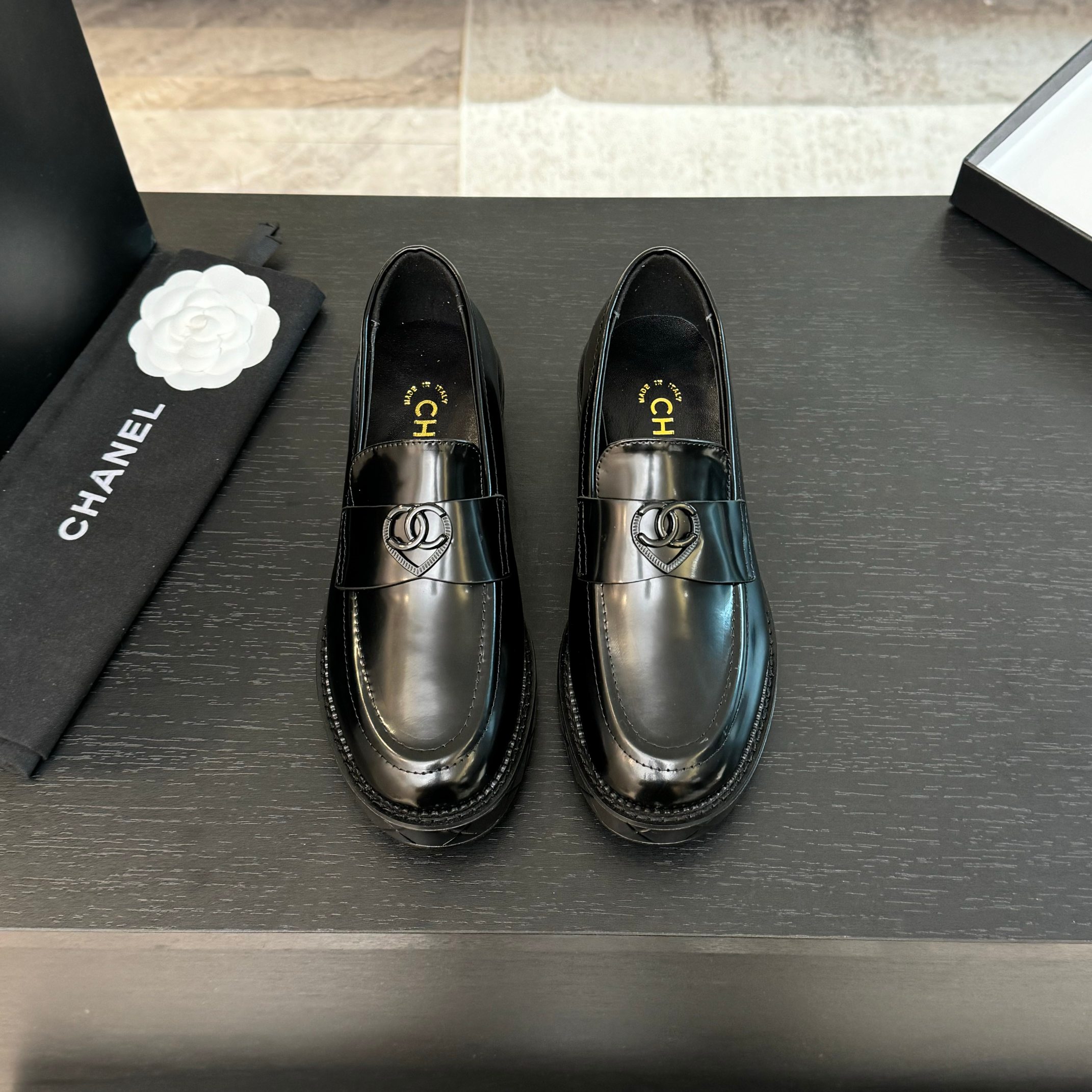 NO:238933,Purchase grade Chanel Xiaoxiang New style Xiaoxiang buckle Thick sole Loafers A must-have hot product for autumn and winter fragrance family. Goddess series, with the elegant and famous temperament of Xiangjia, super durable, irresistible, heart-wrenching... Imported calfskin on the upper / imported side beads Imported original mold opening hardware logo Mixed-bred sheepskin in the inner lining Italian leather outsole Size#35-41 (40 41 custom made without return or exchange), Loafers, chanel, chanel, loafers, cowhide, sheepskin, Leather soles19860909代购级 Chanel 小香 新款 小香扣 厚底 乐福鞋 秋冬香家必备爆款 女神系列,拥有香家特色优雅名媛气质,超级耐看,让人无法抗拒,心动ing…… 鞋面进口小牛皮/进口开边珠 进口原版开模五金logo 内里混种羊皮 大底意大利真皮大底 Size#35-41（40 41定做不退换）,乐福鞋,chanel,chanel,loafers,cowhide,sheepskin,Leather soles,Women's Shoes