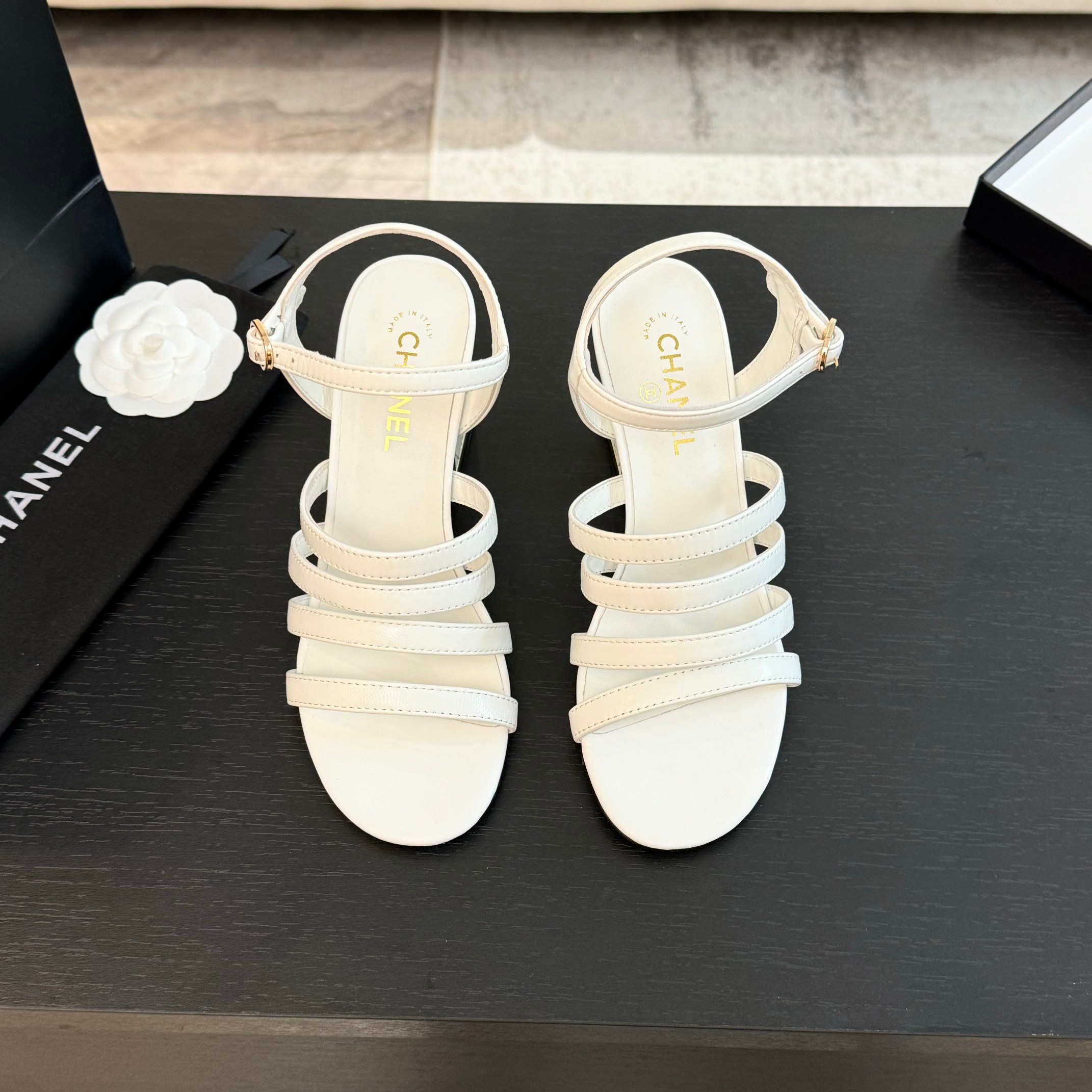 NO:439151,25Fw spring and summer new Chanel Xiaoxiang strap sandals, a versatile sandal that is not greasy to wear. A super classic style, casual and exquisite, and a sure-hold temperament. This year's beautiful spring and summer bonus treasure!  Upper lambskin inner sheepskin inner high heel thick heel 7cm sole Italian leather outsole size 35-39 (40,41 custom made without return or exchange), high heels sandals, chanel, sandals, high heels, sheepskin, Leather soles1986090925Fw春夏新款Chanel小香一字带凉鞋 穿不腻的百搭凉鞋 超经典的一款 休闲中带着精致 气质拿捏稳妥 今年春夏绝美加分宝藏！ 鞋面小羊皮 内里羊皮内里 高跟粗跟7cm 鞋底意大利真皮大底 码数35-39（40,41定制不退换）,高跟鞋凉鞋,chanel,sandals,high heels,sheepskin,Leather soles,Women's Shoes