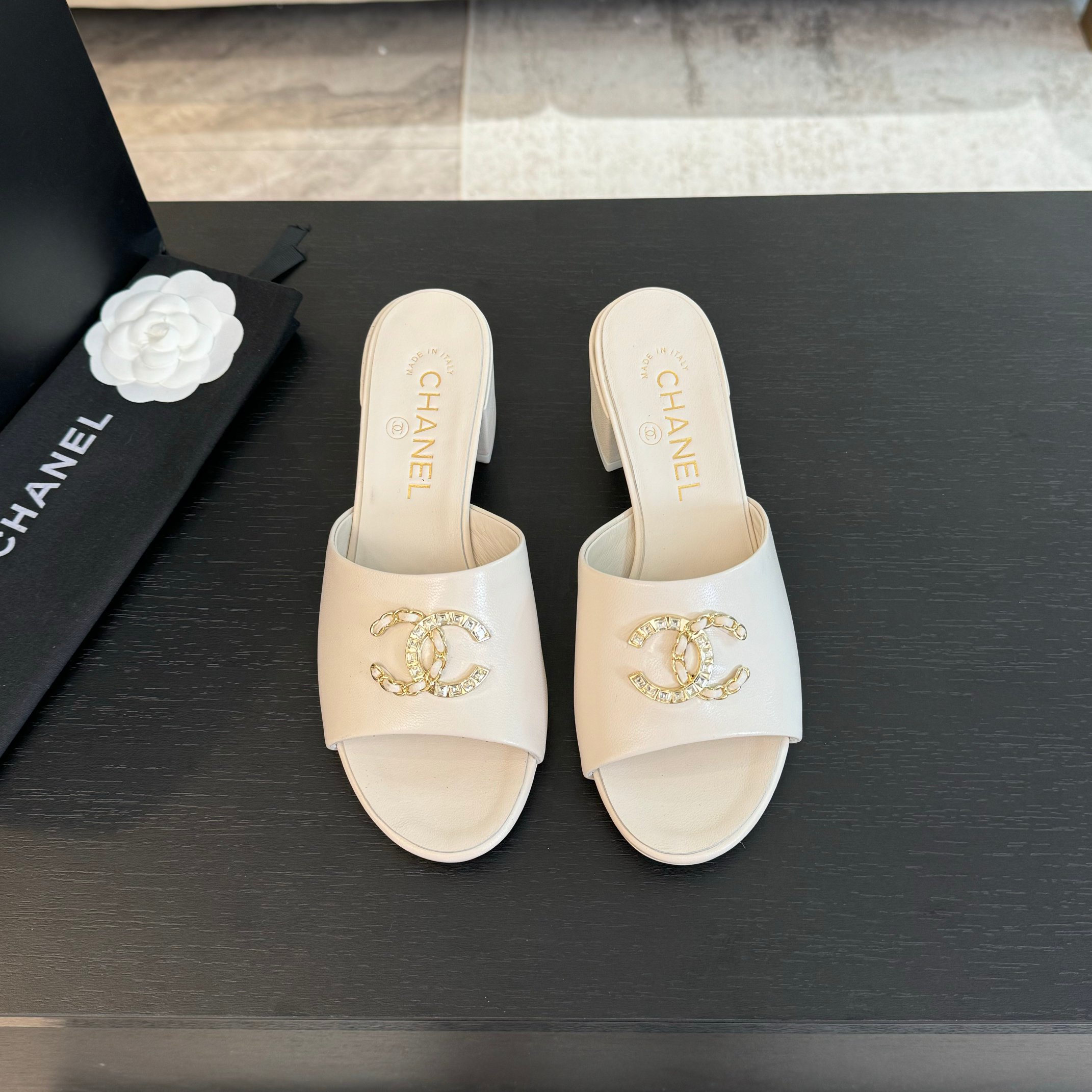 NO:168843,25Fw spring and summer new Chanel small perfume rhinestone double C-shaped slippers. A versatile sandals that are not worn out. A super classic one. It is casual and exquisite, and has a firm temperament. This year's beautiful spring and summer bonus treasure!  Upper lambskin/velvet inner lambskin inner high heel flat/thick heel 5cm sole Italian leather outsole size 35-39 (40,41 custom made without return), slippers, chanel, slippers, sheepskin, Leather soles1986090925Fw春夏新款Chanel小香水钻双C一字拖鞋 穿不腻的百搭凉拖 超经典的一款 休闲中带着精致 气质拿捏稳妥 今年春夏绝美加分宝藏！ 鞋面小羊皮/天鹅绒 内里羊皮内里 高跟平底/粗跟5cm 鞋底意大利真皮大底 码数35-39（40,41定制不退换）,拖鞋,chanel,slippers,sheepskin,Leather soles,Women's Shoes