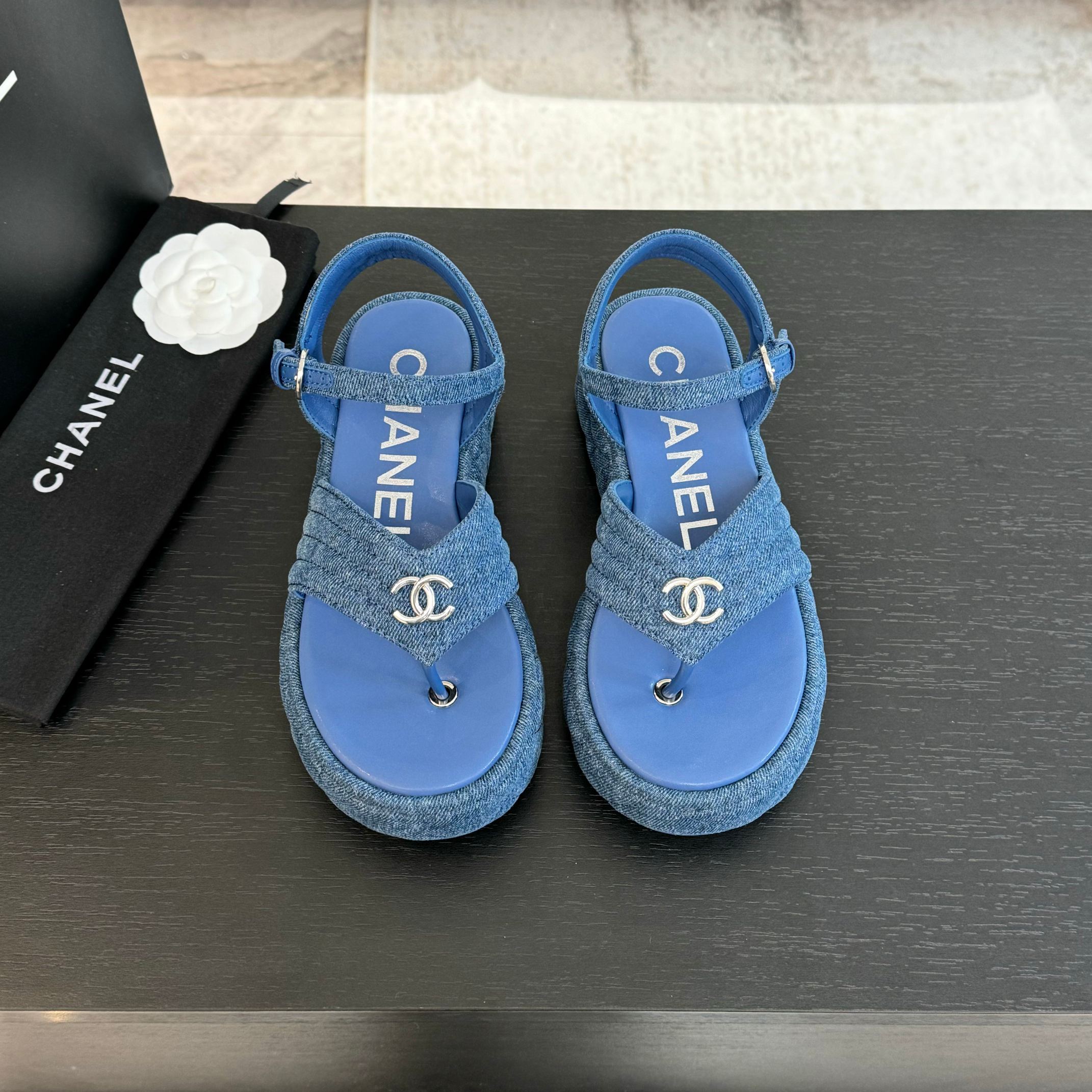 NO:248688,Top version CHANE* 2025ss Xiaoxiang Spring and Summer New Style Popular Thick-soled Casual Sandals Counter Synchronization The counter is very popular. A very difficult-to-buy shoe. The most popular thick-soled sandals on the entire network. You can imagine that Xiaoxiang Control cannot be missed. Appearance and comfort coexist. Simple and versatile thick-soled thick-soled height enhancement is super versatile. Whoever wears it with eyes closed is good. Upper imported sheepskin/original denim fabric. Inner imported sheepskin. The original open-molded sole size: 35-40 (41 42 customized, non-return and exchange), split-toe shoes, chanel, sandals, sheepskin19860909顶级版本 CHANE* 2025ss小香春夏新款火爆厚底休闲凉鞋 专柜同步 专柜非常火爆 非常难买的一款鞋 全网最火的厚底凉鞋 可想而知小香控不可错过的 颜值与舒适并存的 简约百搭厚底增高超级百搭,闭眼入谁穿谁好看  鞋面进口羊皮/原版丹宁面料 内里进口羊皮里 大底原版开模大底 码数:35-40（41 42定做不退换）,分趾鞋,chanel,sandals,sheepskin,Women's Shoes