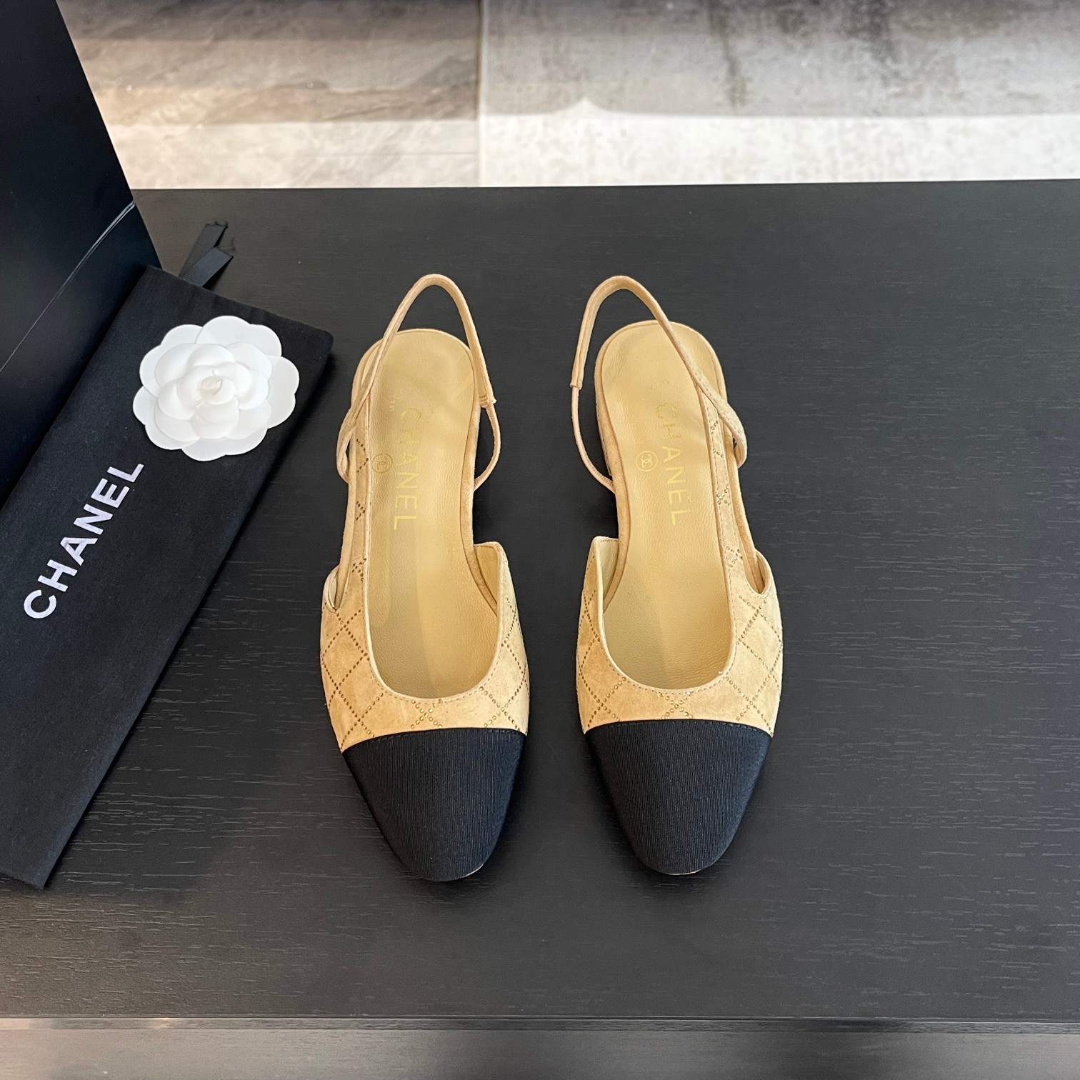 NO:725390,Xiang*er's latest series, 2.5cm heel height, thick square toe, versatile high-heeled back sandals for women. Material: Upper imported full-grain mixed sheepskin spliced ​​with silk satin + lining mixed sheepskin + Italian imported cowhide bottom Size: 34-43 (34 40 41 42 43 customized), sandals, sandals, cowhide, sheepskin, real silk, silk fabric19860909香*儿最新系列,2.5cm跟高,粗跟方头拼色百搭高跟后空女凉鞋 材质:鞋面采用进口全粒面混种羊皮拼接真丝绸缎+内里混种羊皮+意大利进口牛皮底Size:码数34-43（34 40 41 42 43定做）,凉鞋,sandals,cowhide,sheepskin,real silk,silk fabric,Women's Shoes