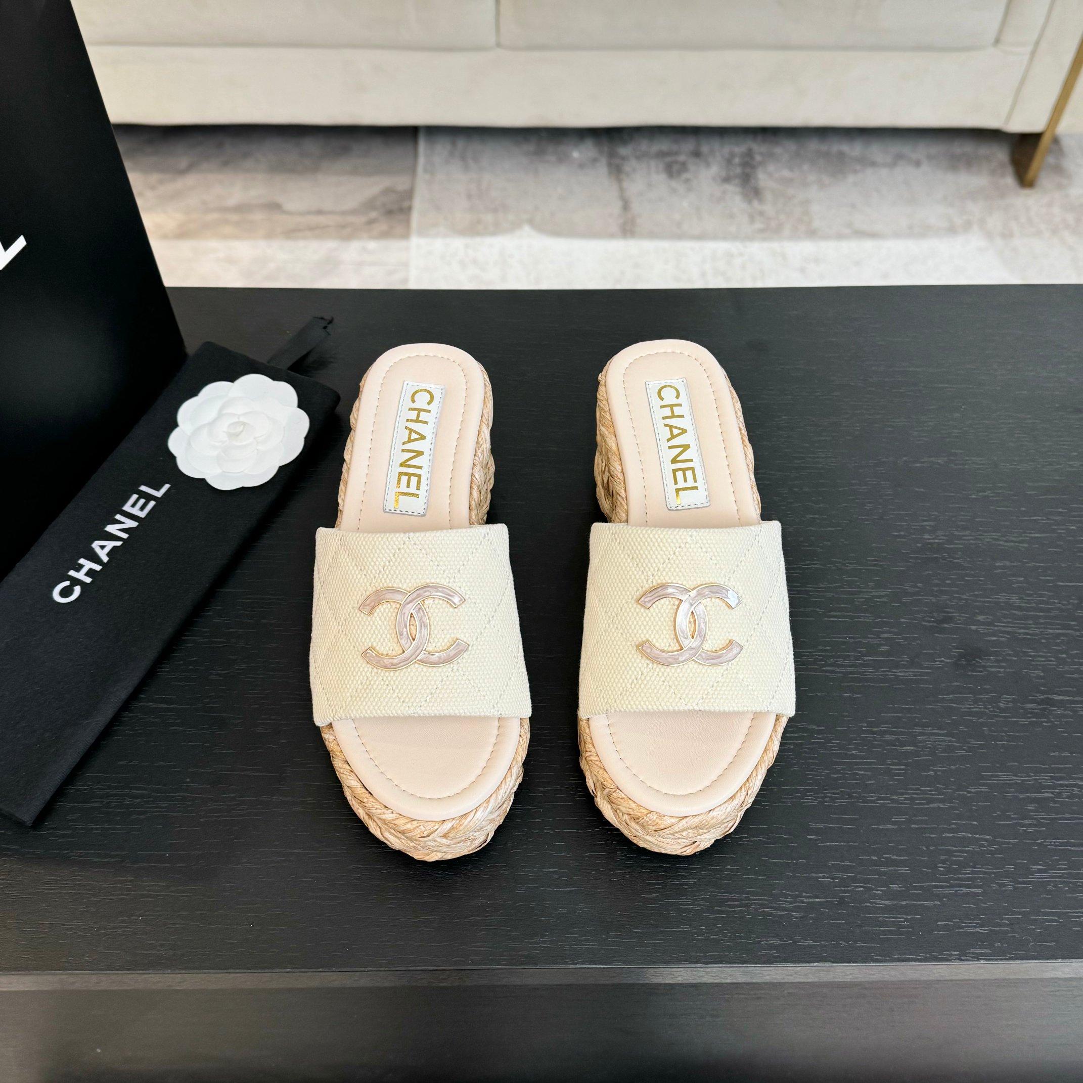 NO:167791,Top version CHANE* 2025ss Xiaoxiang Spring and Summer New Style Hot Thick-soled Casual Slippers Counter Synchronization The counter is very popular. A very difficult-to-buy shoe. The most popular thick-soled slippers on the entire network. You can imagine that Xiaoxiangkong cannot miss it. The appearance and comfort coexist. Simple and versatile thick-soled ** Super versatile. Whoever wears it with her eyes closed is good. Upper imported sheepskin/original Corning fabric. The inner imported sheepskin. The original open-molded sole. Size: 35-40 (41 42 custom made without return)., Chanel, slippers, sheepskin19860909顶级版本 CHANE* 2025ss小香春夏新款火爆厚底休闲拖鞋 专柜同步 专柜非常火爆 非常难买的一款鞋 全网最火的厚底拖鞋 可想而知小香控不可错过的 颜值与舒适并存的 简约百搭厚底**超级百搭,闭眼入谁穿谁好看  鞋面进口羊皮/原版康宁面料 内里进口羊皮里 大底原版开模大底 码数:35-40（41 42定做不退换）,,chanel,slippers,sheepskin,Women's Shoes