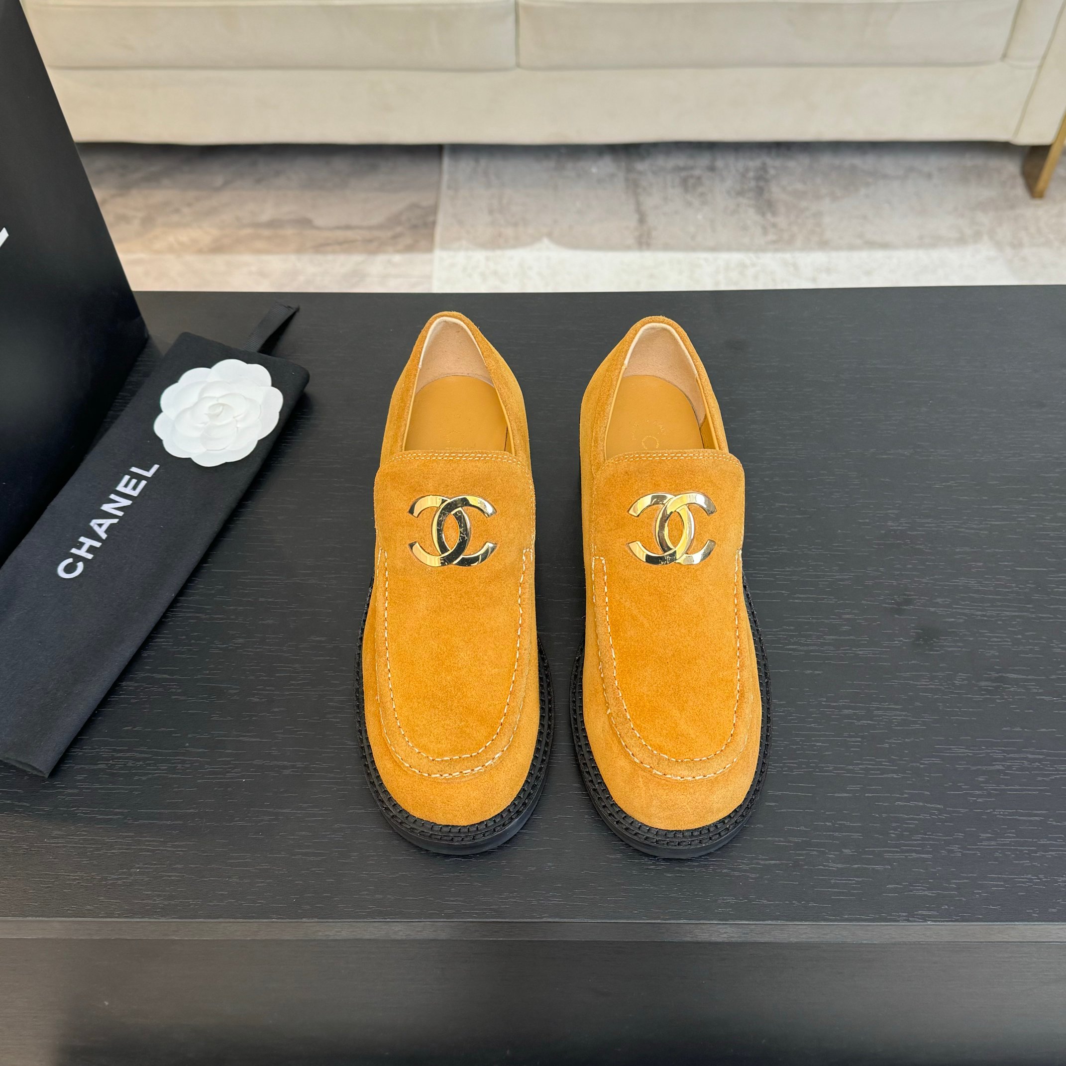 NO:167785,2025 Xiaoxiang must-have items for this season in autumn and winter!  !  Chanel's autumn and winter heavy industry hot product, Xiaohongshu is highly recommended, it looks good no matter how you match it, and it is a must-have for fashionable things. Chanel's women love simple but irresistible combinations show unique styles of dressing, free mixing and matching, and keep up with the fashionable pace of Grandma Shixiang!  !  !  Exquisite details enlarge the original mold opening hardware buckle. Top version purchasing level is created ★The upper is made of original custom cowhide, sheepskin inner lining, sheepskin footbed, genuine leather sole, size 35-39 (40, 41 customized, chanel, cowhide, sheepskin198609092025小香 本季秋冬季必备单品！！ 香奈儿秋冬重工爆款 小红书力推款,怎么搭配都好看,时髦精必备,香奈儿女士钟爱简约又难以抗拒系搭配展现与众不同的穿搭风格、自由混搭闪耀到位跟紧香奶奶时尚步伐！！！精致细节放大看原版开模五金扣 顶级版本代购级别打造★鞋面采用原版定制牛皮,羊皮内里,羊皮垫脚,真皮底,码数35-39（40、41定做,,chanel,cowhide,sheepskin,Women's Shoes