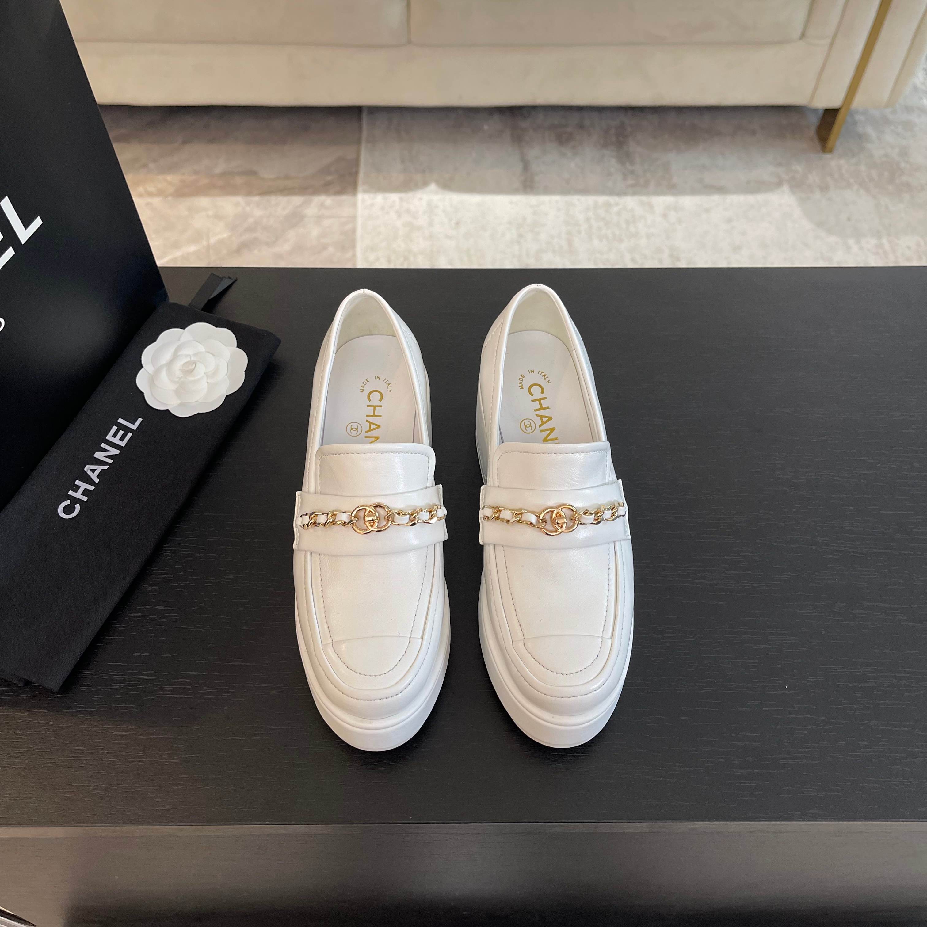 NO:167787,CHANEL/Chanel 24 autumn and winter new thick-soled women's shoes look good no matter how you match it, a must-have for fashionable things!  The matching shows a unique dressing style, and the white mix is ​​shining in place, keeping up with Grandma Xiang’s fashion pace!  The overall look and feels very good and comfortable to match. Upper lambskin / oily skin inner lambskin, outsole original outsole, heel height 6.5cm Size35-41, chanel, chanel, sheepskin19860909CHANEL/香奈儿 24秋冬新款厚底女鞋,怎么搭配都好看,时髦精必备！搭配展现与众不同的穿搭风格、白由混搭闪耀到位,跟紧香奶奶时尚步伐！上脚整体非常好看舒服的搭配 鞋面小羊皮 /油皮 内里羊皮里  大底原版大底 跟高6.5cm Size35-41,,chanel,chanel,sheepskin,Women's Shoes