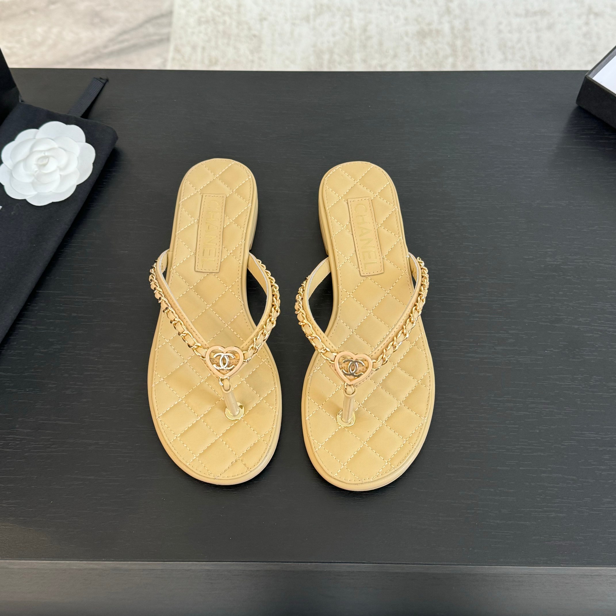 NO:173841,25Ss spring and summer new Chanel Xiaoxiang love chain herringbone foot-clip sandals. Flip flops are the standard for summer. Classic flip flops can actually look so good. Grandma Xiang’s leather chain is indeed very unusual!  It feels like a lazy and wealthy!  Upper lambskin inner sheepskin sole genuine leather sole size 35-39 (40,41 custom made without return or exchange), slippers, chanel, slippers, sheepskin1986090925Ss春夏新款Chanel小香爱心链条人字夹脚凉拖鞋 人字拖孩就是夏天的标配 经典的人字拖居然能做到这么好看 香奶奶的穿皮链条果然很不一般！就有这种慵懒又富贵的感觉！ 鞋面小羊皮 内里羊皮内里 鞋底真皮鞋底 码数35-39（40,41定制不退换）,拖鞋,chanel,slippers,sheepskin,Women's Shoes