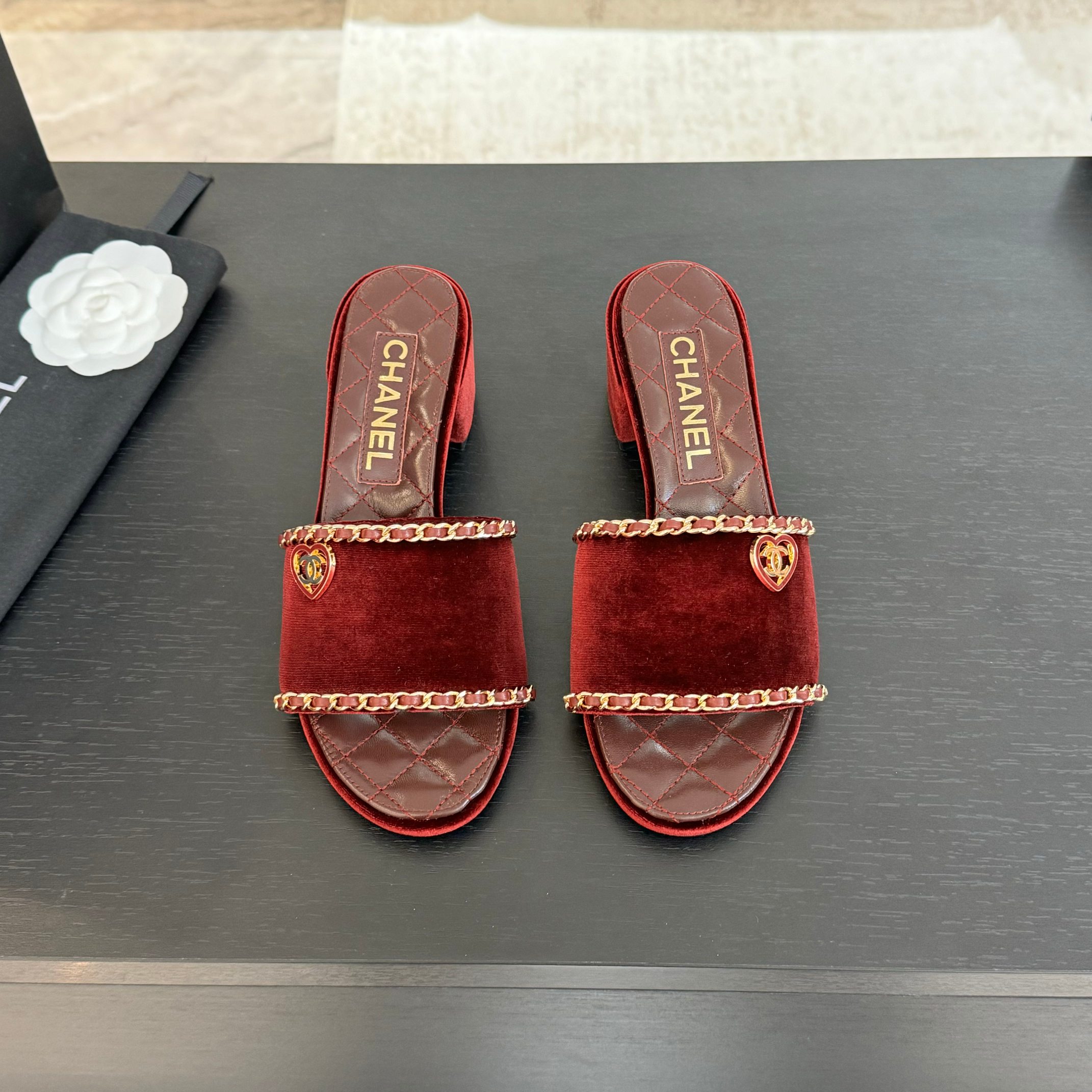 NO:173844,25Ss Spring and Summer New Chanel Xiaoxiang Love Chain Slippers. The standard configuration of flip flops in summer. The classic flip flops can actually look so good. Grandma Xiang’s leather chain is indeed very unusual!  It feels like a lazy and wealthy!  Upper lambskin inner sheepskin inner heel high flat/thick heel 5cm sole genuine leather sole size 35-39 (40,41 custom made without return), slippers, chanel, slippers, sheepskin1986090925Ss春夏新款Chanel小香爱心链条一字凉拖鞋 一字拖鞋夏天的标配 经典的一字拖居然能做到这么好看 香奶奶的穿皮链条果然很不一般！就有这种慵懒又富贵的感觉！ 鞋面小羊皮 内里羊皮内里 跟高平底/粗跟5cm 鞋底真皮鞋底 码数35-39（40,41定制不退换）,拖鞋,chanel,slippers,sheepskin,Women's Shoes