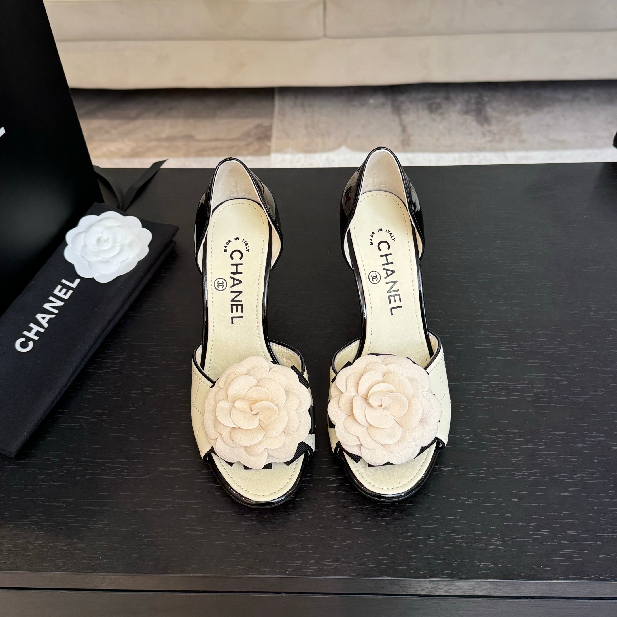 NO:405939,Purchase level Chanel 25C spring and summer new camellia, middle and back sandals series This season's camellia series is really beautiful. Grandma's usual elegant and famous temperament is full of high-end feeling!  It’s very nice to wear barefoot or paired with skirts or trousers, it’s very versatile!  Invincible beauty!  Special fairy The upper is made of imported lambskin/imported original mold opening fabric, inner footbed mixed breed sheepskin Italian A-grade leather outsole Size#35-39 (customized by 40/41), high heels, chanel, sandals, high heels, skirts, sheepskin, Leather soles19860909代购级 Chanel 25C春夏新品山茶花 中后空 凉鞋 系列 这一季山茶花系列真的超美 香奶奶家一贯的优雅名媛气质 高级感十足！上脚非常nice～ 不管光脚穿或搭配裙装、裤装、 都非常百搭！无敌美！特别仙 鞋面采用进口小羊皮/进口原版开模布料 内里垫脚混种羊皮 意大利A级真皮大底 Size#35-39（40/41定制）,高跟鞋,chanel,sandals,high heels,skirts,sheepskin,Leather soles,Women's Shoes