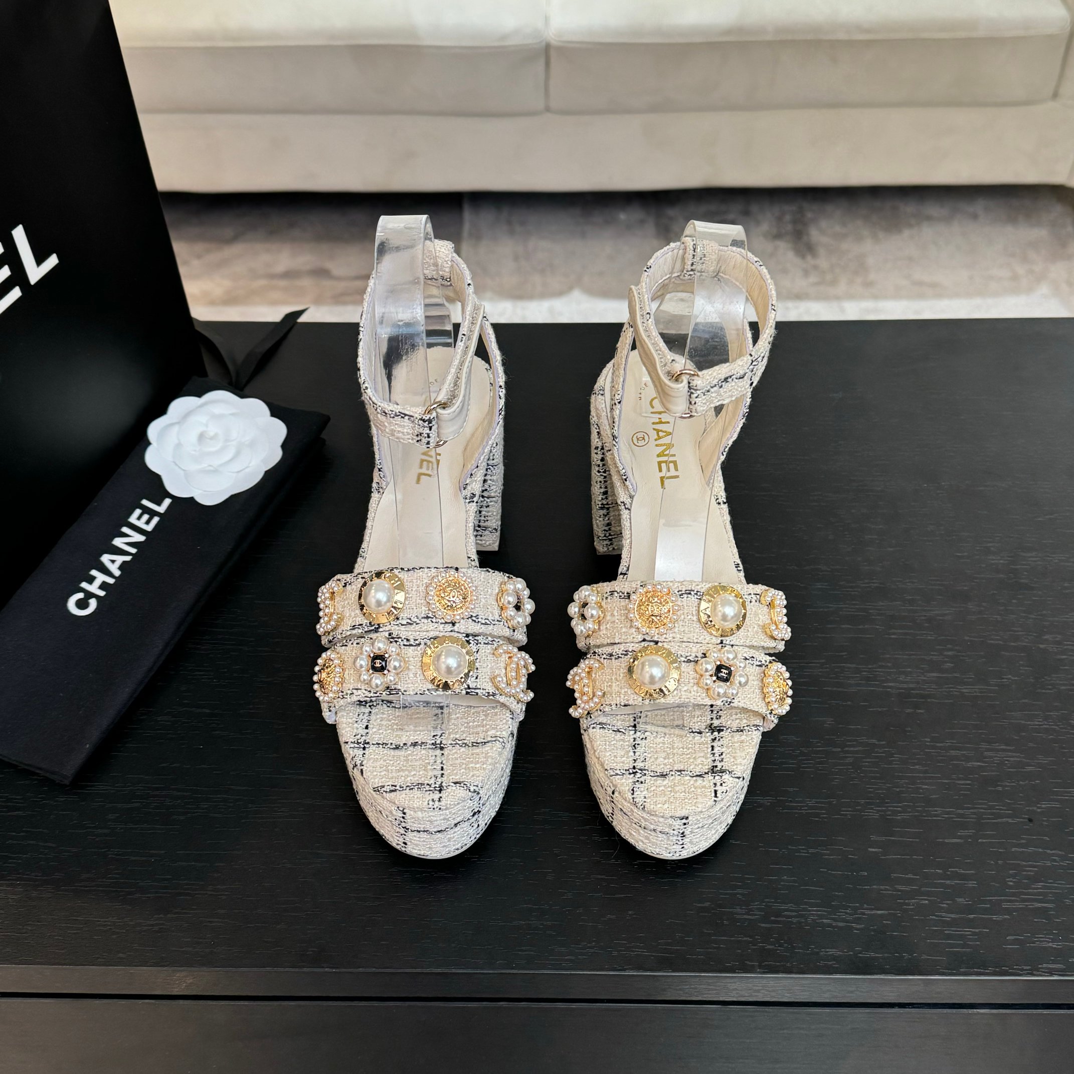 NO:168806,Chanel 25A high-end handicraft workshop series, new models are available first, this spring and summer must-have items Original development Private model hardware Original outsole Upper cowhide/Nibu Neli sheepskin Size: 35-39 Other sizes are set, sandals, chanel, sandals, cowhide, sheepskin19860909Chanel 25A高级手工坊系列 新款抢先发售 今年春夏必爆单品 原版开发 私模五金 原版大底 鞋面牛皮/妮布 内里羊皮 Size:35-39 其他码数定,凉鞋,chanel,sandals,cowhide,sheepskin,Women's Shoes