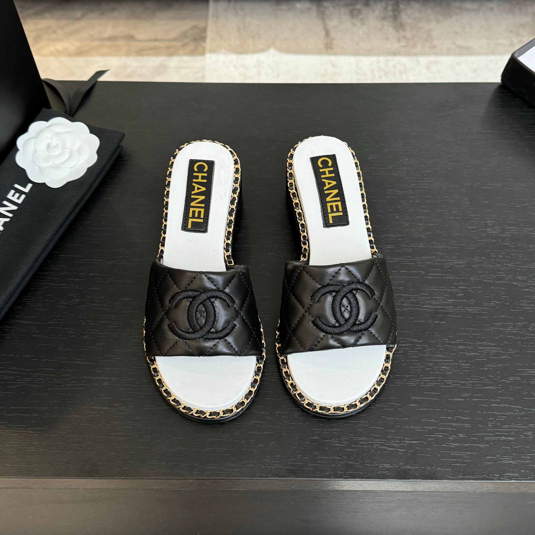NO:168803,CHANE* 2025ss Xiaoxiang Spring and Summer New Hot Thick-soled Casual Slippers Top Version Counter Synchronization The counter is very popular. A very difficult-to-buy shoe. The most popular thick-soled slippers on the Internet. You can imagine that Xiaoxiang Control cannot be missed. Appearance and comfort coexist. Simple and versatile thick-soled ** Super versatile. Whoever wears it with your eyes closed is a good look. Imported sheepskin on the upper. The inner imported sheepskin. The original open-soled open-soled. Size: 35-40 (41 42 custom made without return or exchange), slippers, chanel, slippers, sheepskin19860909CHANE* 2025ss小香春夏新款火爆厚底休闲拖鞋 顶级版本 专柜同步 专柜非常火爆 非常难买的一款鞋 全网最火的厚底拖鞋 可想而知小香控不可错过的 颜值与舒适并存的 简约百搭厚底**超级百搭,闭眼入谁穿谁好看  鞋面进口羊皮 内里进口羊皮里 大底原版开模大底 码数:35-40（41 42定做不退换）,拖鞋,chanel,slippers,sheepskin,Women's Shoes