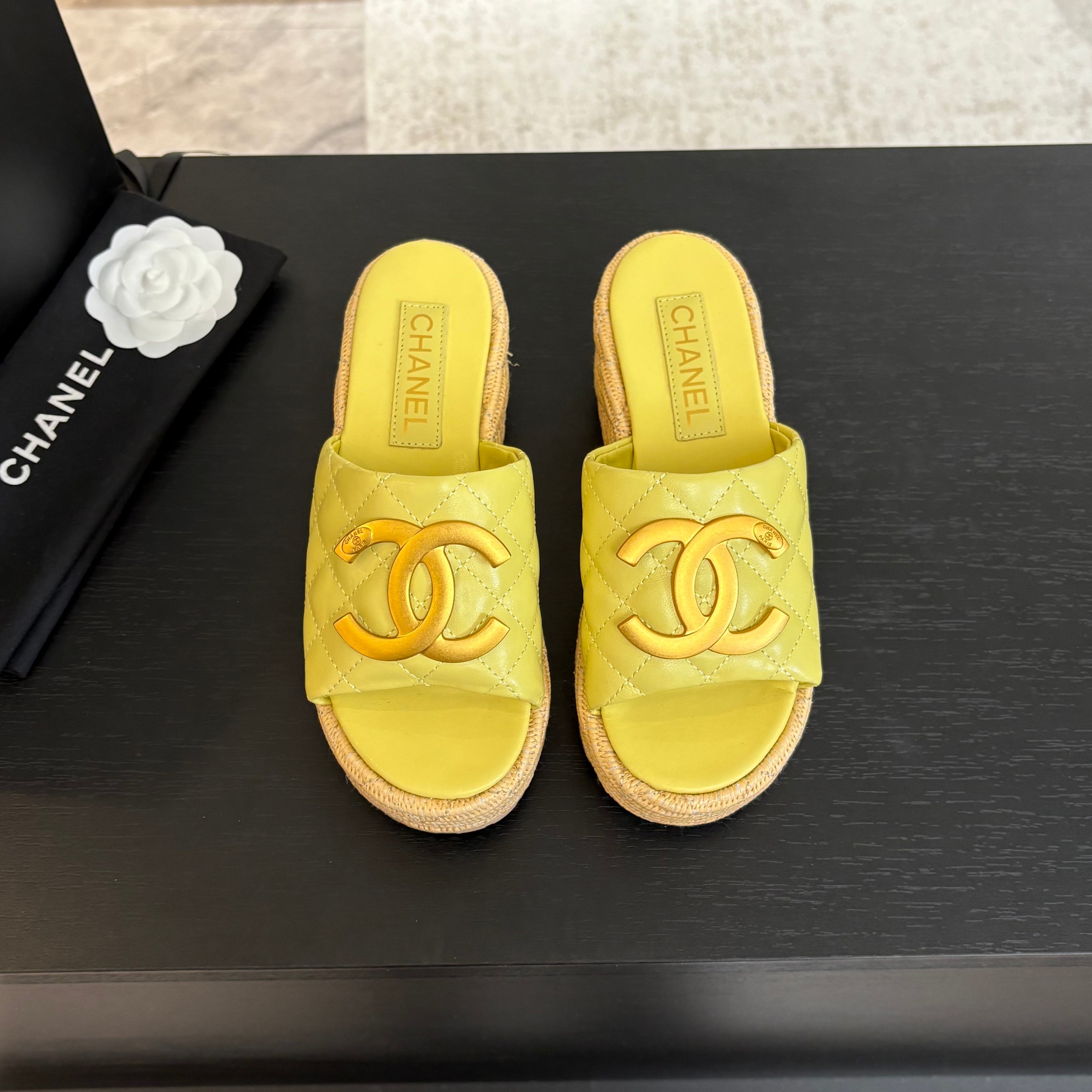 NO:168838,Chanel 25C early spring vacation series slippers This is the sweetheart Barbie season. How many fragrant grandma girls and girls are going to flood the hearts of girls? A shiny feeling. Classic large-scale design. Custom upper fabric. Upper cowhide. Inner sheepskin. Size: 35-39. Other sizes are fixed, slippers, chanel, slippers, cowhide, sheepskin.19860909Chanel 25C早春度假系列拖鞋 这是甜心芭比的一季 又要让多少香奶奶女孩少女心泛滥 让人眼前一亮的感觉 经典的大标设计 鞋面定制面料 鞋面牛皮 内里羊皮 Size:35-39 其他码数定,拖鞋,chanel,slippers,cowhide,sheepskin,Women's Shoes